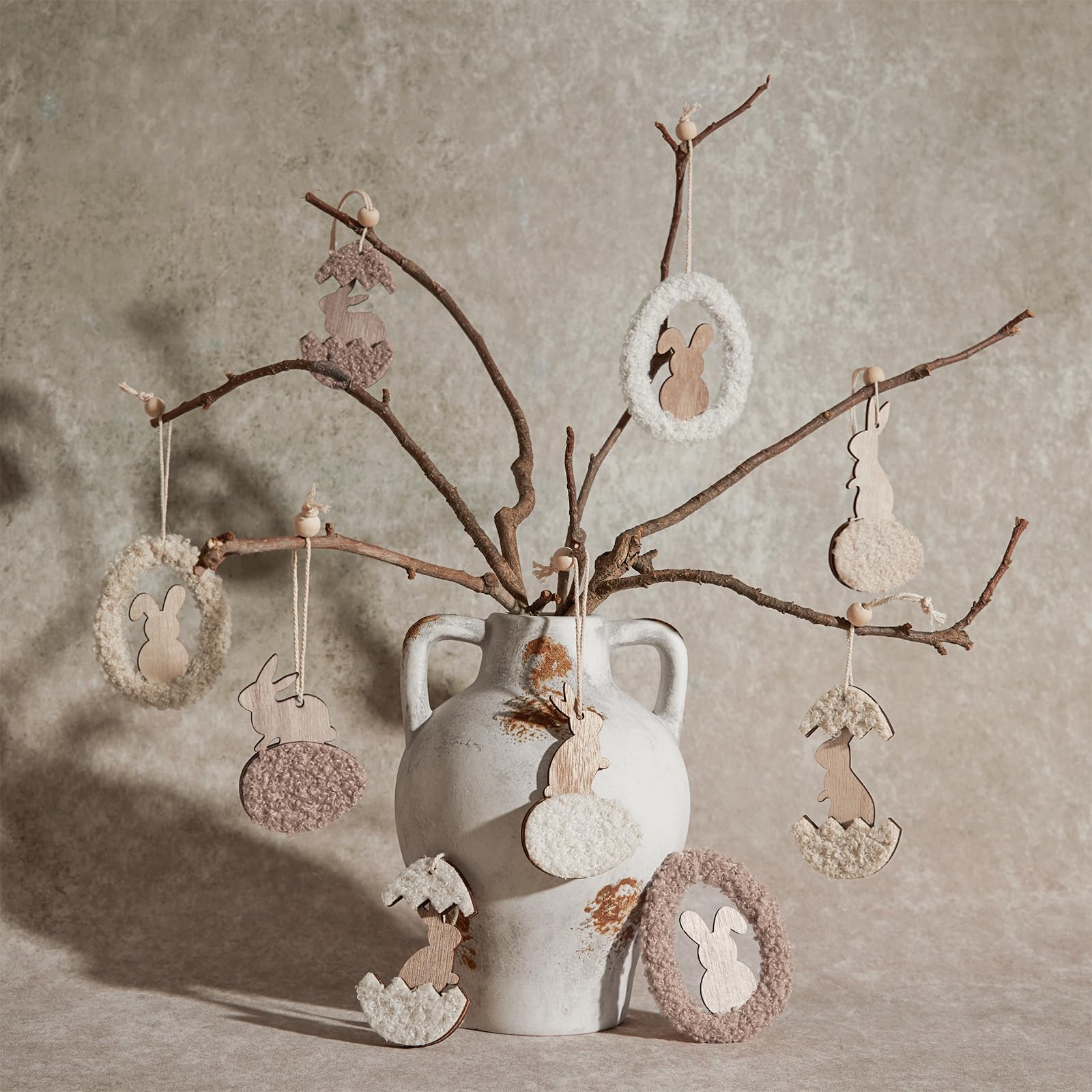 DN DECONATION 9-teilige Osteranhänger, Holz Hasen mit Sherpa-Textur & Perlenschnur, Rustikale Osterdekoration zum Aufhängen für Baum, Tür & Tisch, Landhaus Deko Set in Beige & Braun mit Holzperlen
