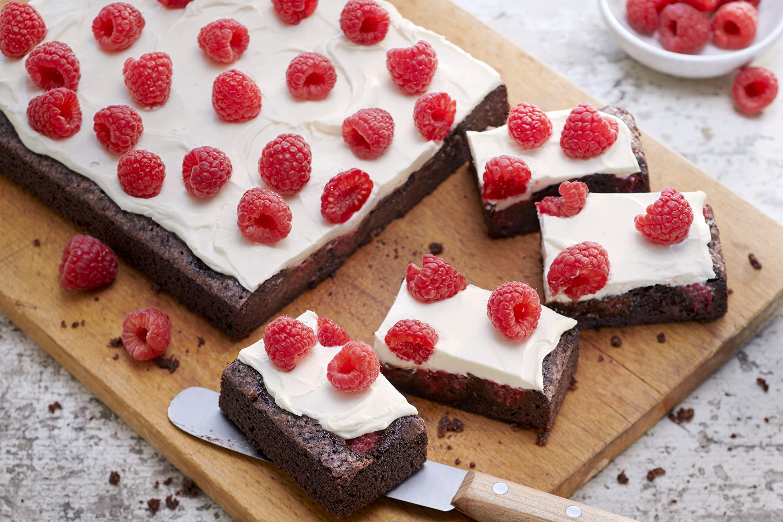 Dr. Oetker Brownies, Backmischung für dunklen Rührteig mit Raspelschokolade zum Zubereiten von 16 Brownies, inkl. praktischer Backform, 1er Pack (1 x 462g)