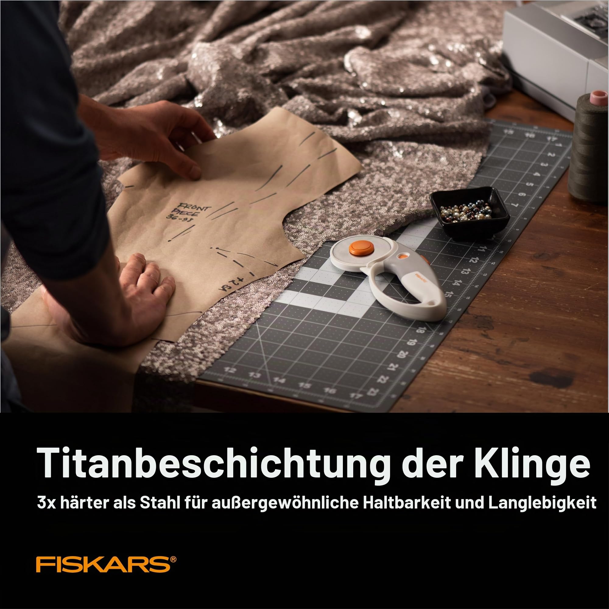Fiskars Rollschneider für Stoffe mit ergonomischem Griff, Titanklinge für dicke Materialien, sicherer Klingenwechsel, Nähzubehör und Quilt-Werkzeug, 60 mm