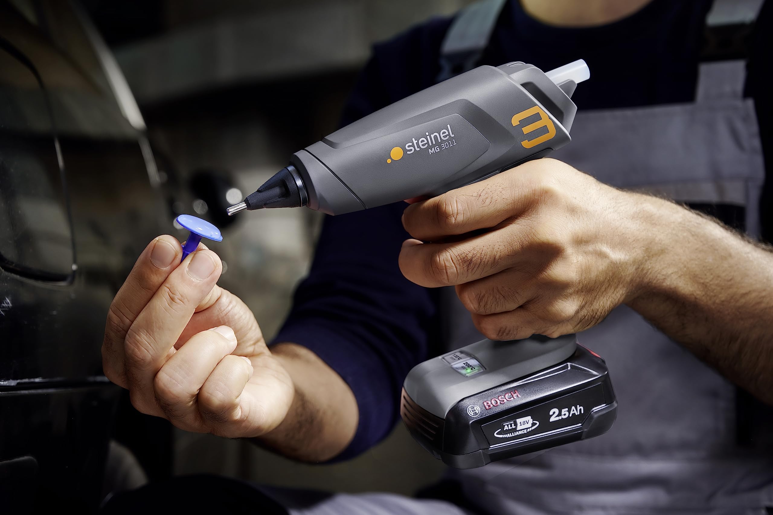 Steinel Akku Heißklebepistole MobileGlue 3011, für Bosch PFA 18V System, inkl. 3x Heißklebesticks, in 90 Sek. startklar, Klebepistole kabellos, 2 Temperaturstufen 130°C/200°C