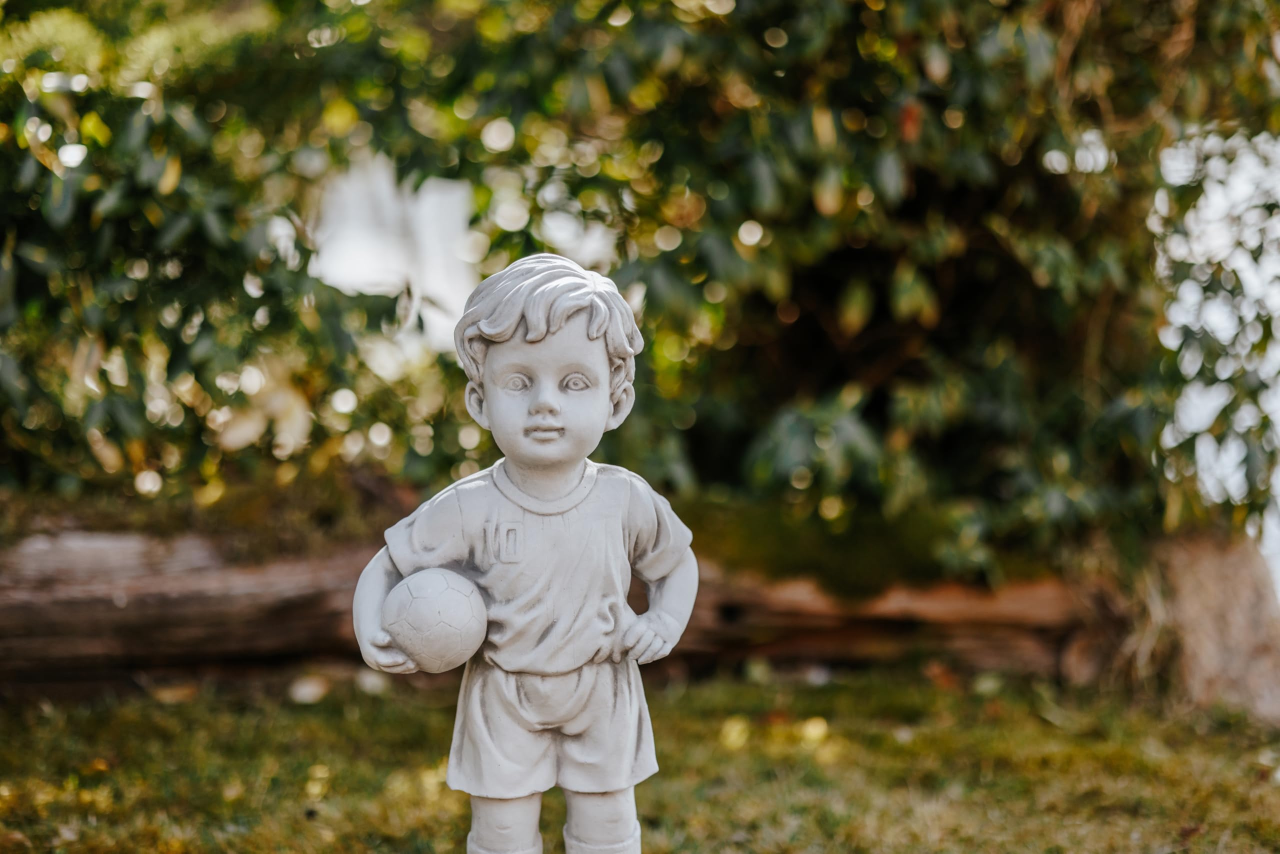 gartendekoparadies.de Figura in pietra per ragazzo con calcio, grigio, resistente al gelo, altezza 51 cm, decorazione da giardino resistente alle intemperie