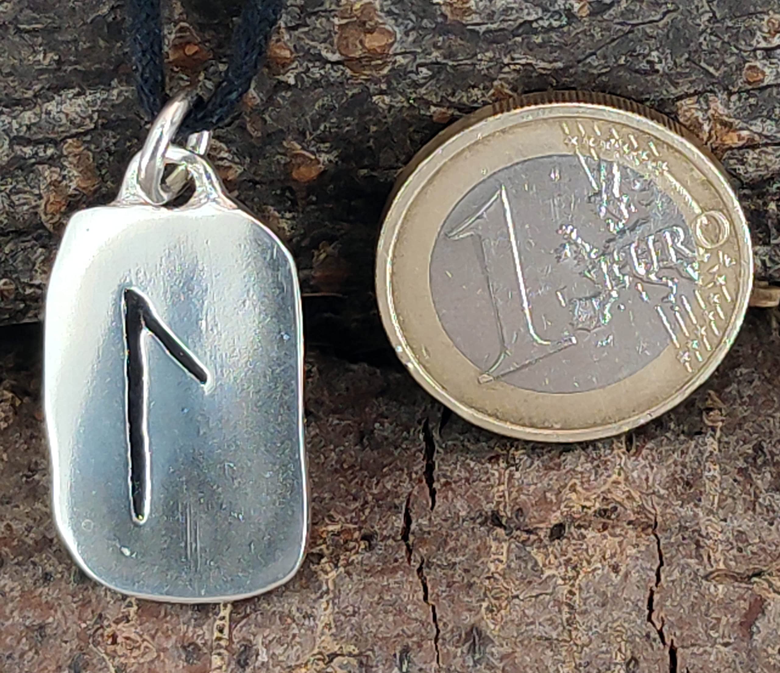 Kiss of Leather Runen Anhänger Laguz aus 925 Sterling Silber mit Baumwollband SI. 301