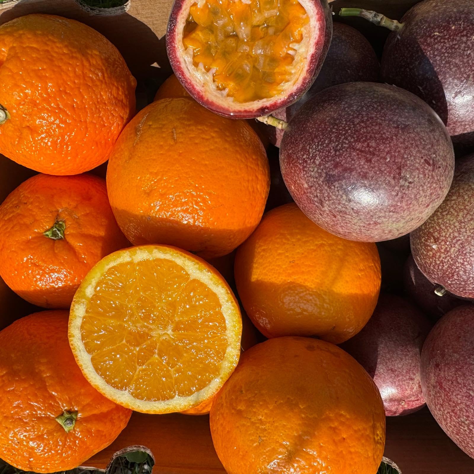 Vitalem – Caja de Naranjas Frescas 1,5 kg + Maracuyá 250 gr | Fruta de la Pasión | Fruta Fresca de Temporada | 100% Natural | Cultivo Local Málaga | Para Smothies, Batidos y Yogurt