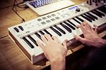 Arturia - KeyLab Essentiel 61 mk3 - MIDI Clavier de contrôleur pour la production musicale, avec paquet logiciel tout-en-un - 61 Les clés, 9 Encodeurs, 9 Des poudrières, 1 Roue de modulation, 1 Roue de pitch, 8 Plaquettes