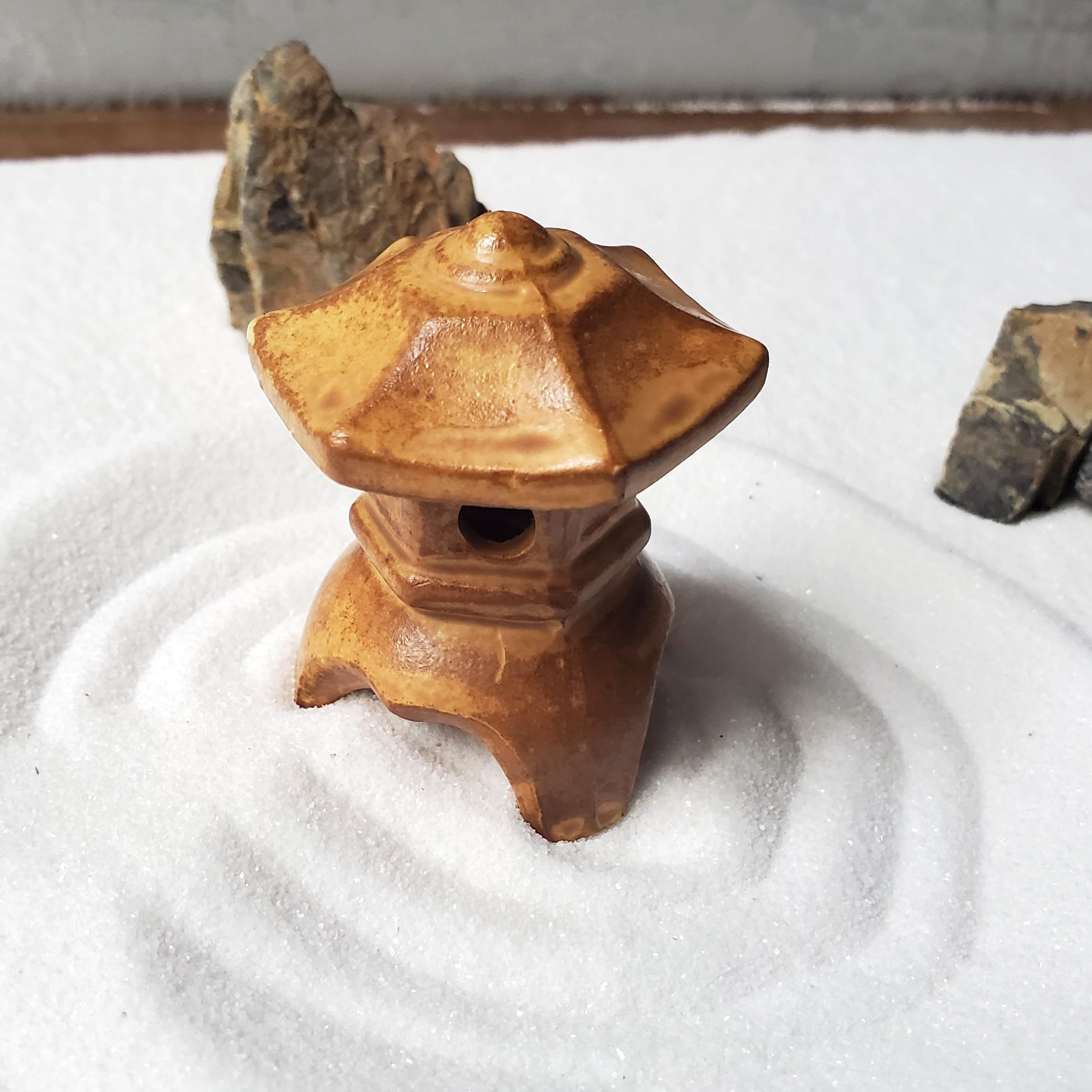 Amazon.co.jp: 【ミニチュア 灯篭 トウロウ 三つ足（茶色）】燈籠 灯籠