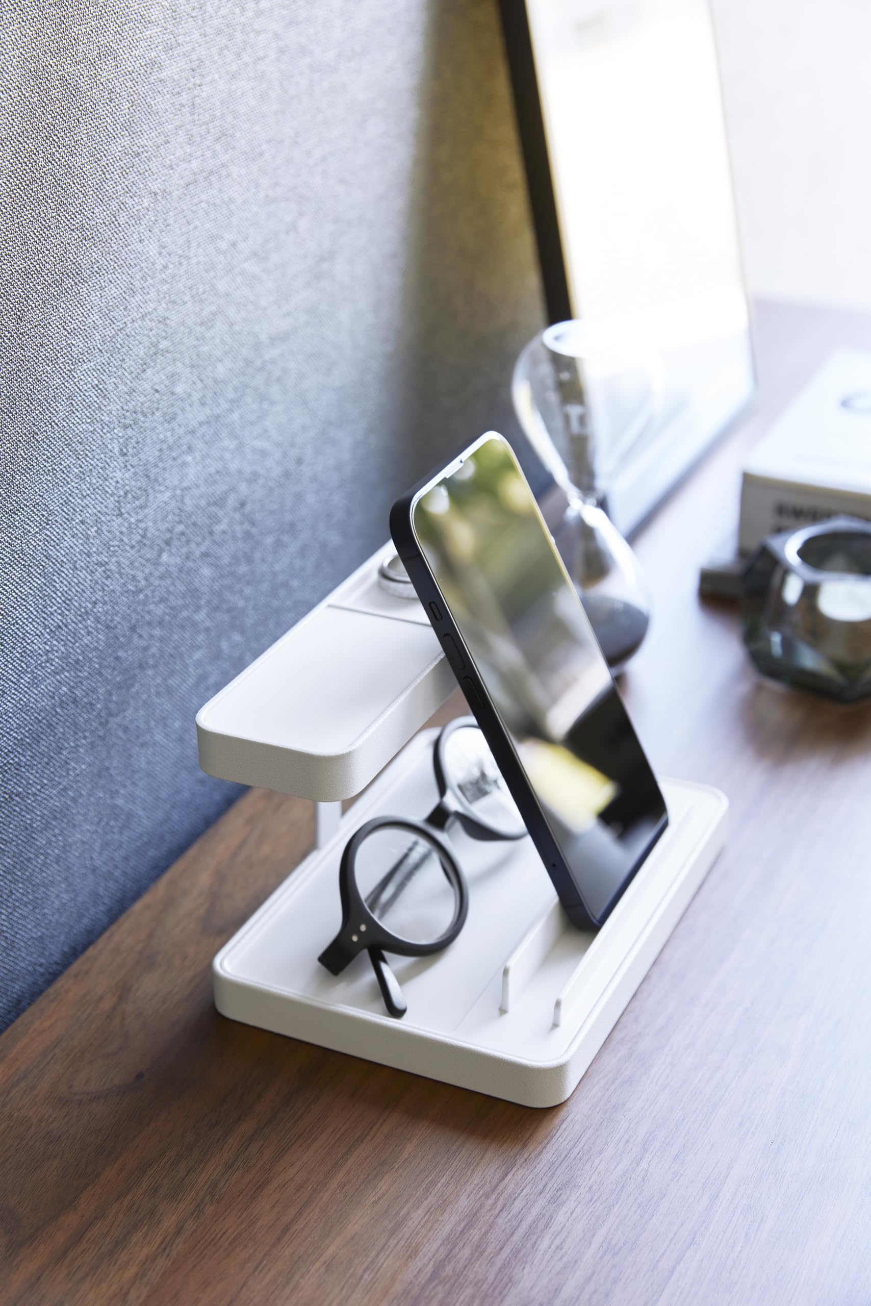 YAMAZAKI 1871 TOWER Smartphone & Device Charging Stand, white, Steel / ABS Resin / Silicone, 16 x 11.6 x 10 cm