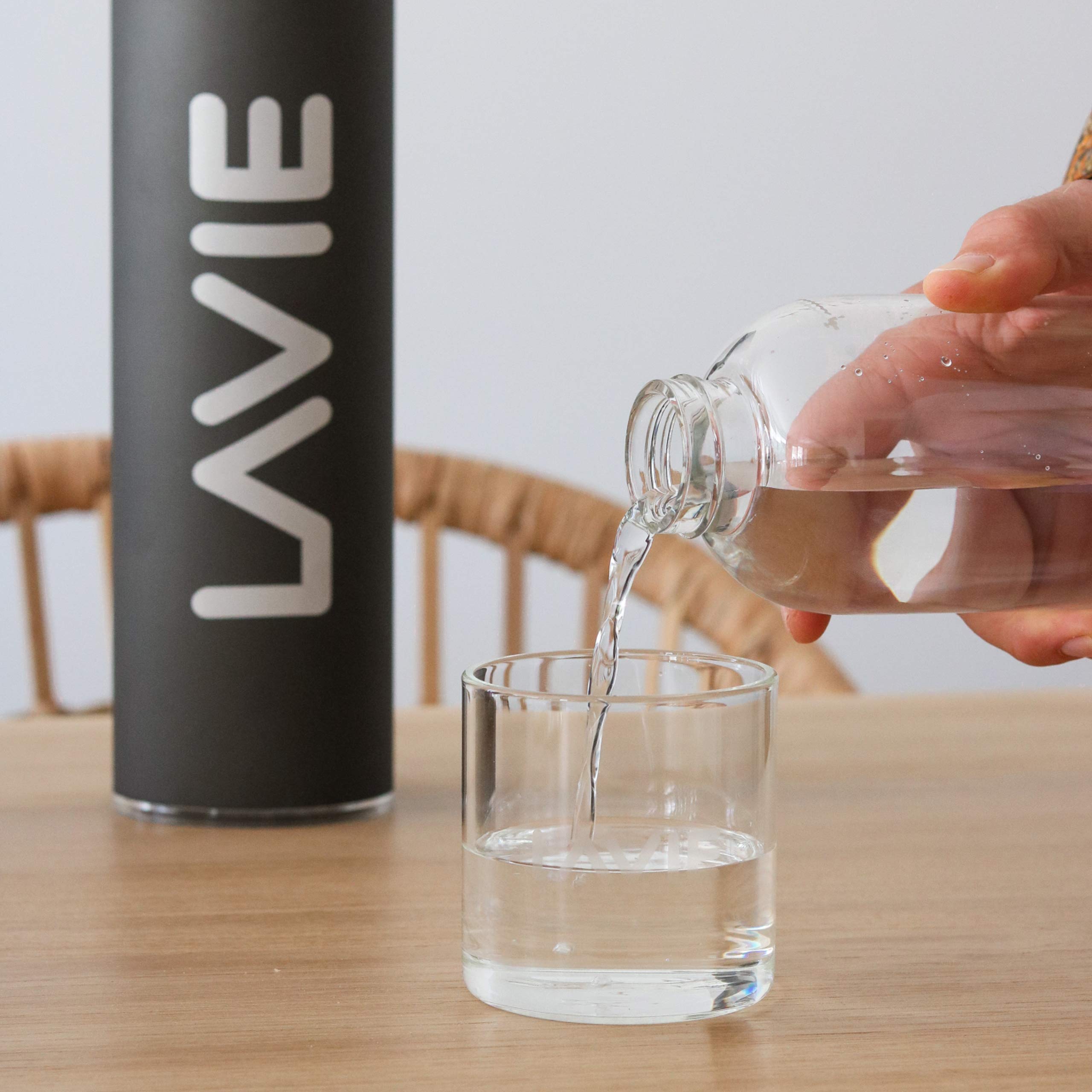 LaVie Pure Purificateur d'eau Innovant à Lumière UVA. Pack Famille – 1 Purificateur + 6 Bouteilles d’1 Litre. Transformez Votre Eau du Robinet en Eau Douce et Délicieuse en 15 Min Couleur: Anthracite