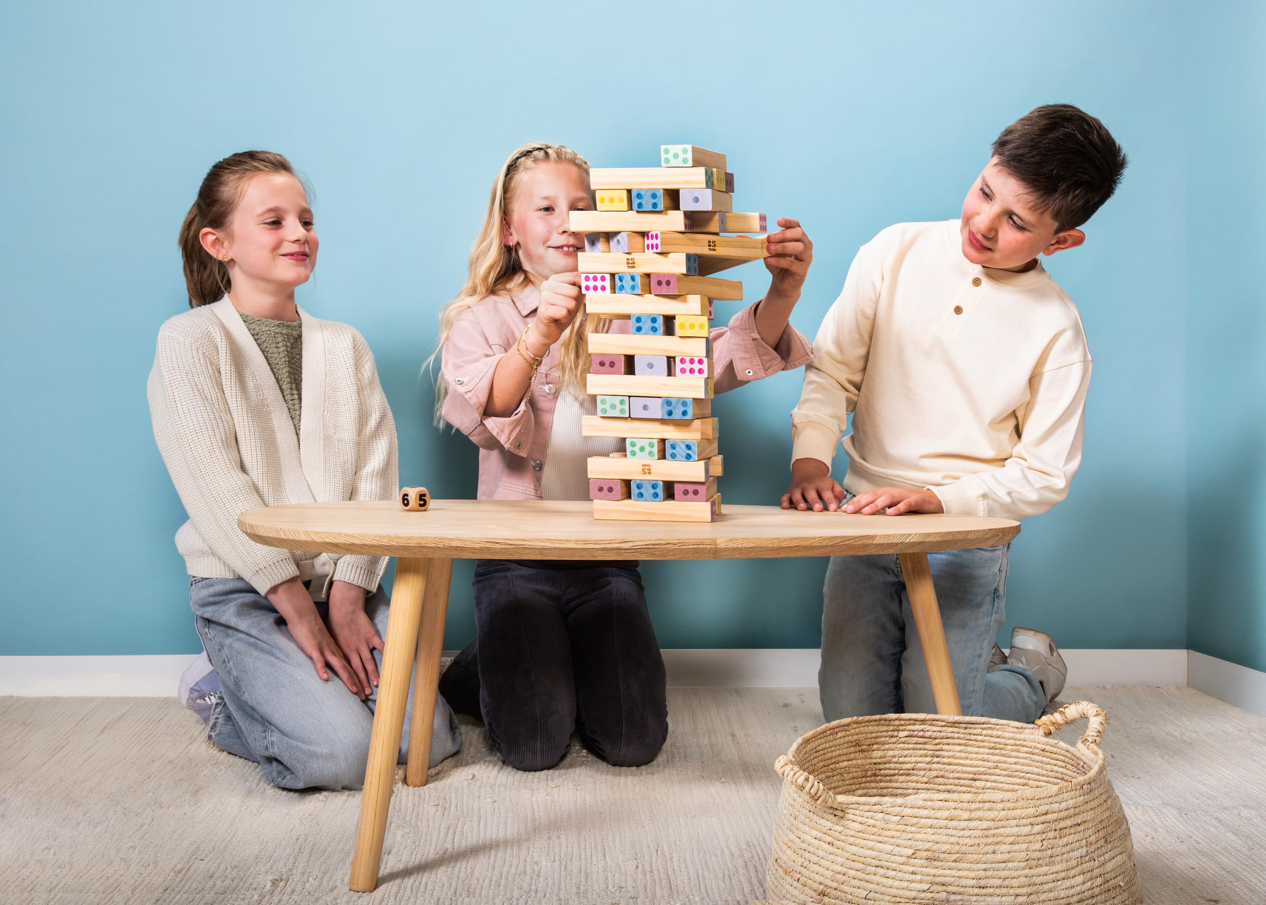 BS Toys Olbrzymia wieża drewnianych cyfr - edukacyjna gra balansowa z 48 blokami i kostką - rozwija koordynację i koncentrację