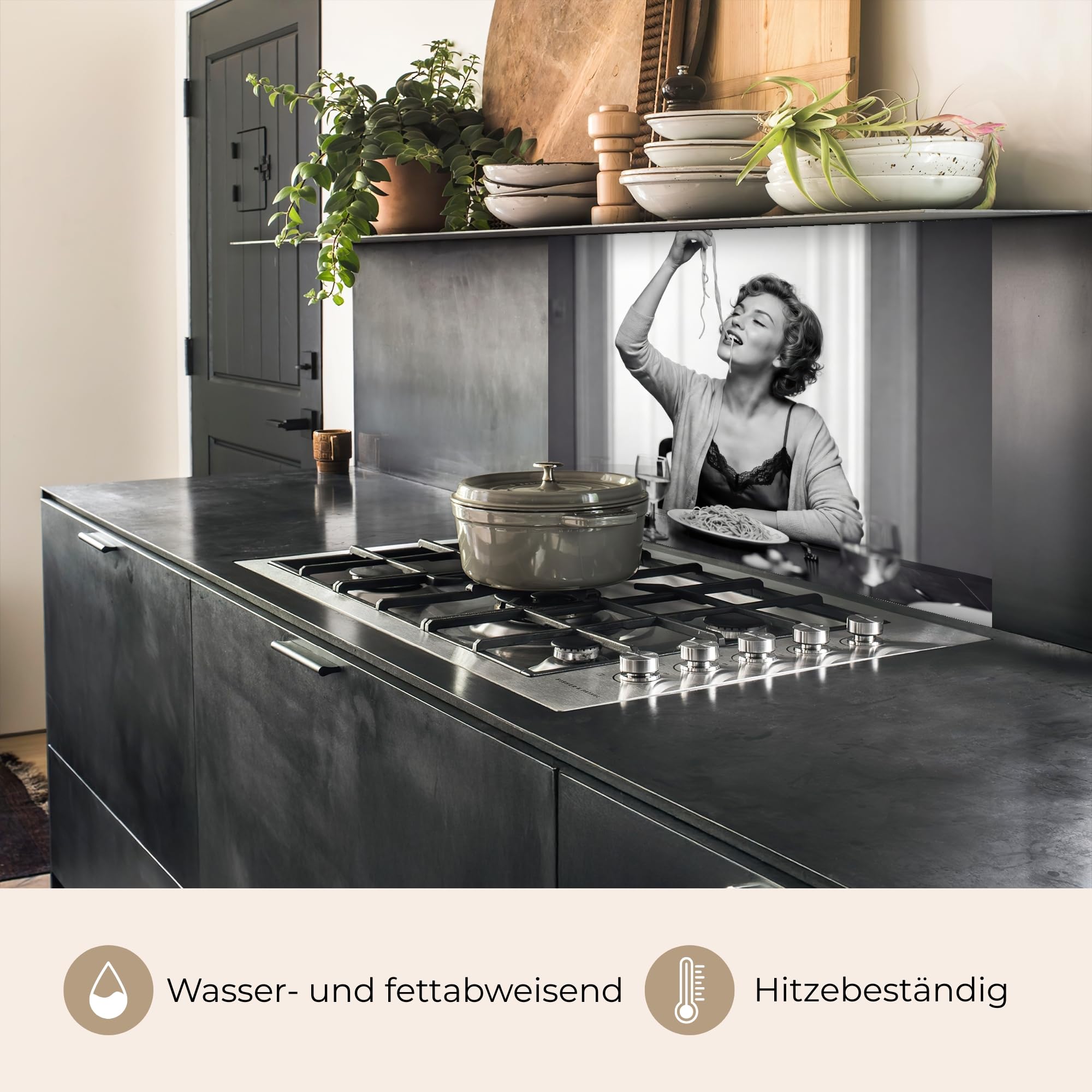 KitchenYeah© Spritzschutz Küchenrückwand 60x80 cm Küche Abwaschbar Selbstklebend Küchenwand Küchenfront Küchen Rückenwand Wandschutz Frau - Spaghetti - Schwarz - Weiß