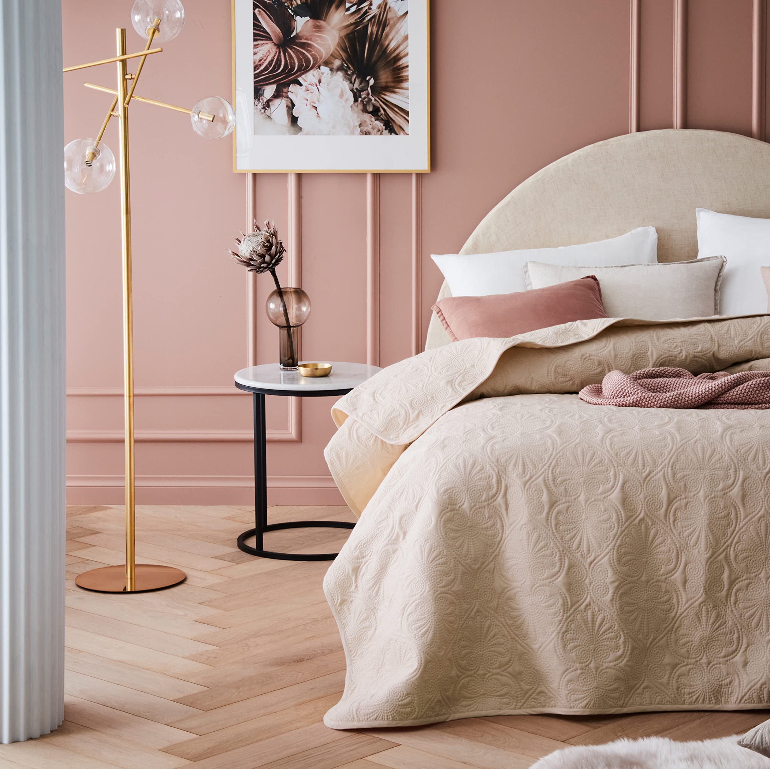 ROOM99 Leila Elegante Tagesdecke in Beige 240 x 260 cm Vielseitige Wohndecke als Bettüberwurf oder Sofaüberwurf Überwurfdecke für Bett und Sofa Steppdecke Stil Ideal als Bedspread