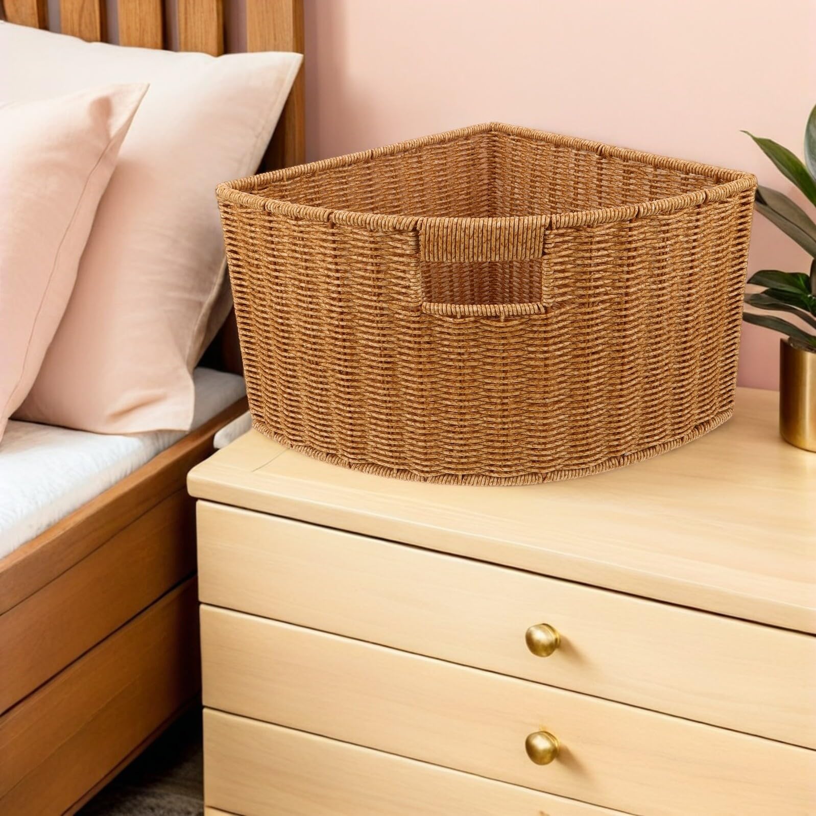 DOITOOL Cesta Triangular Pequeña de Imitación Ratán Plástico para Almacenamiento en Esquinas, Organizador Multiusos para Dormitorio y Baño, Cesta Ligera para Encimera y Estantes