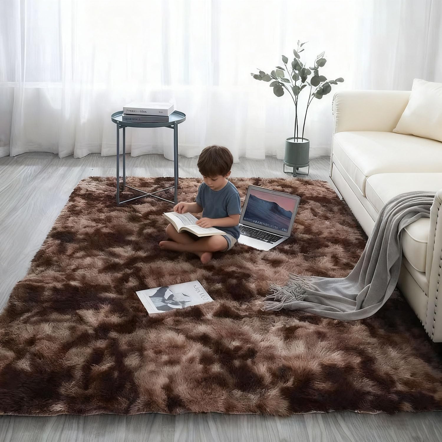 Grand tapis doux beige foncé idéal pour réchauffer la chambre d'enfant