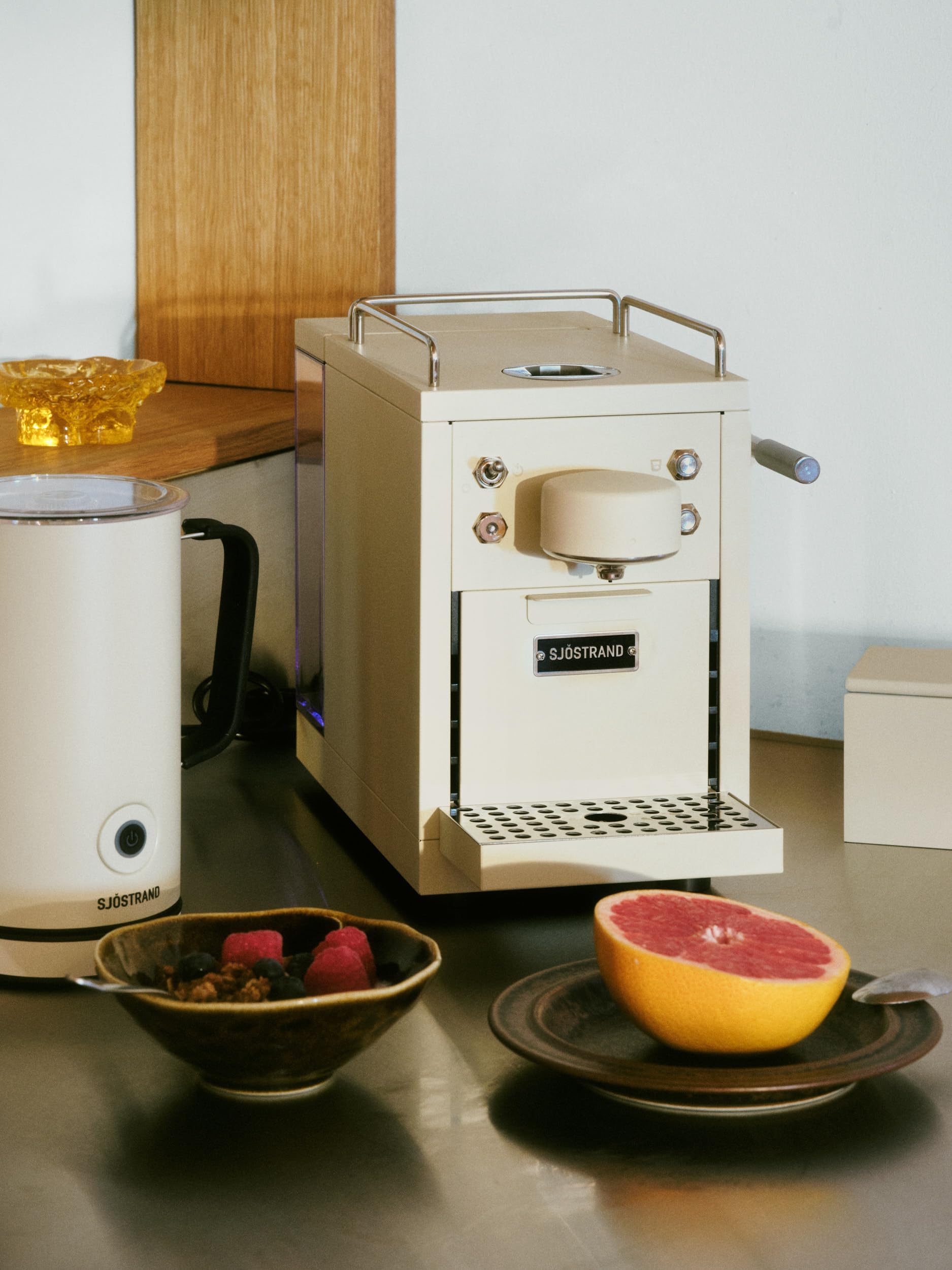 La cafetera original 2 en beige – máquina de cápsulas compatible con Nespresso®, carcasa de acero inoxidable, diseño escandinavo, duradero y reparable