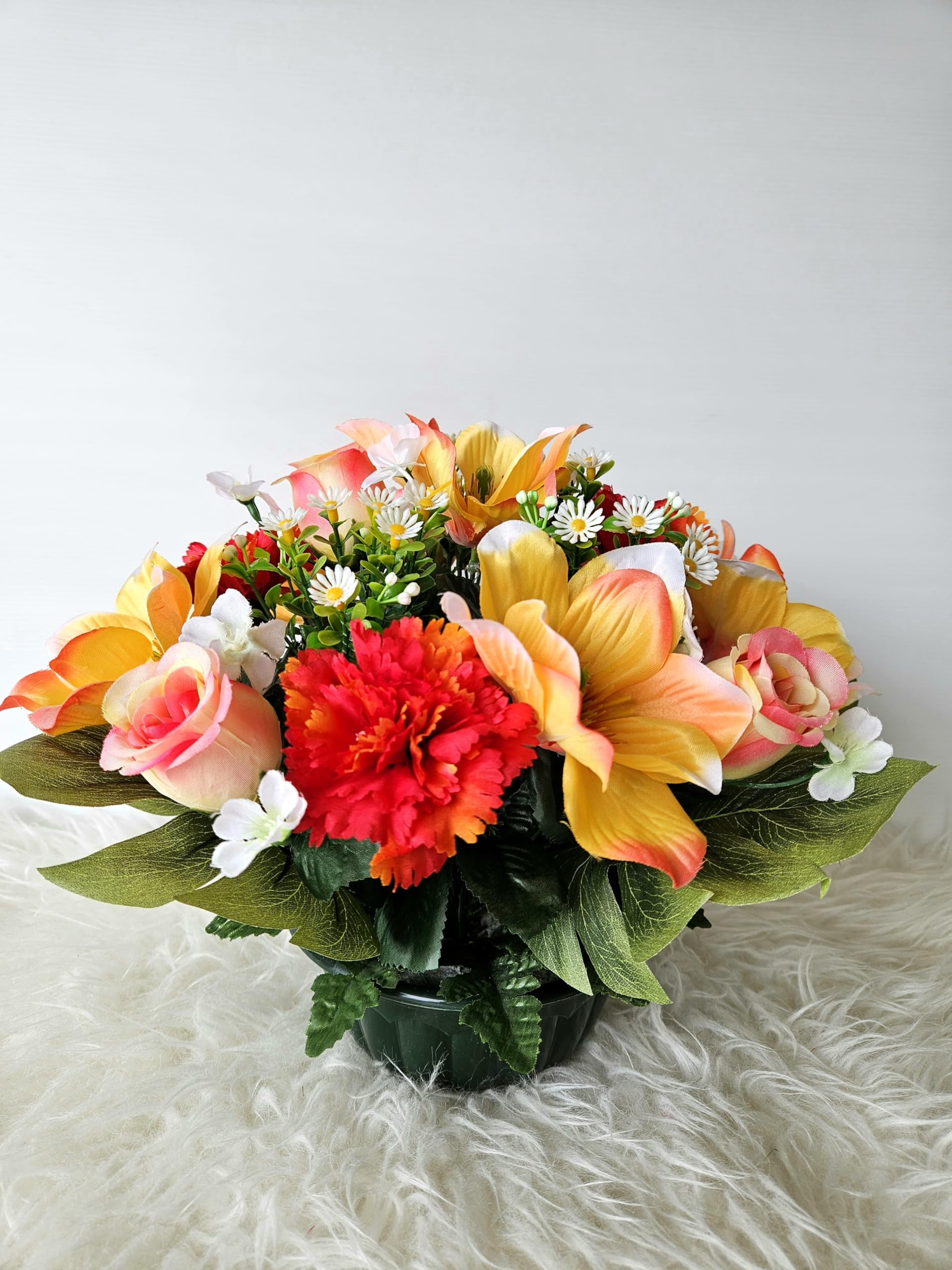 Composition de Fleurs Artificielles Lesté Ciment pour Une Parfaite Tenue à L' Extérieur Vu Son Poids et Son Pot en Forme de Charlotte. Réalisé par nos Soins, Fleurs de Qualité.