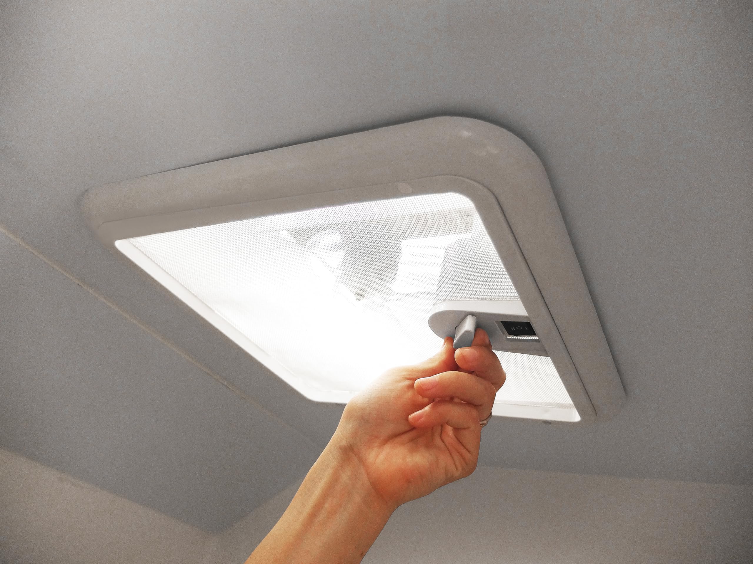 Claraboya de Techo para Autocaravana 12V con Ventilador y Motor, 43R Tapa Blanca 280 x 280 mm, Ventilación Compacta para Baño, Ducha, Camper, Caravana y RV