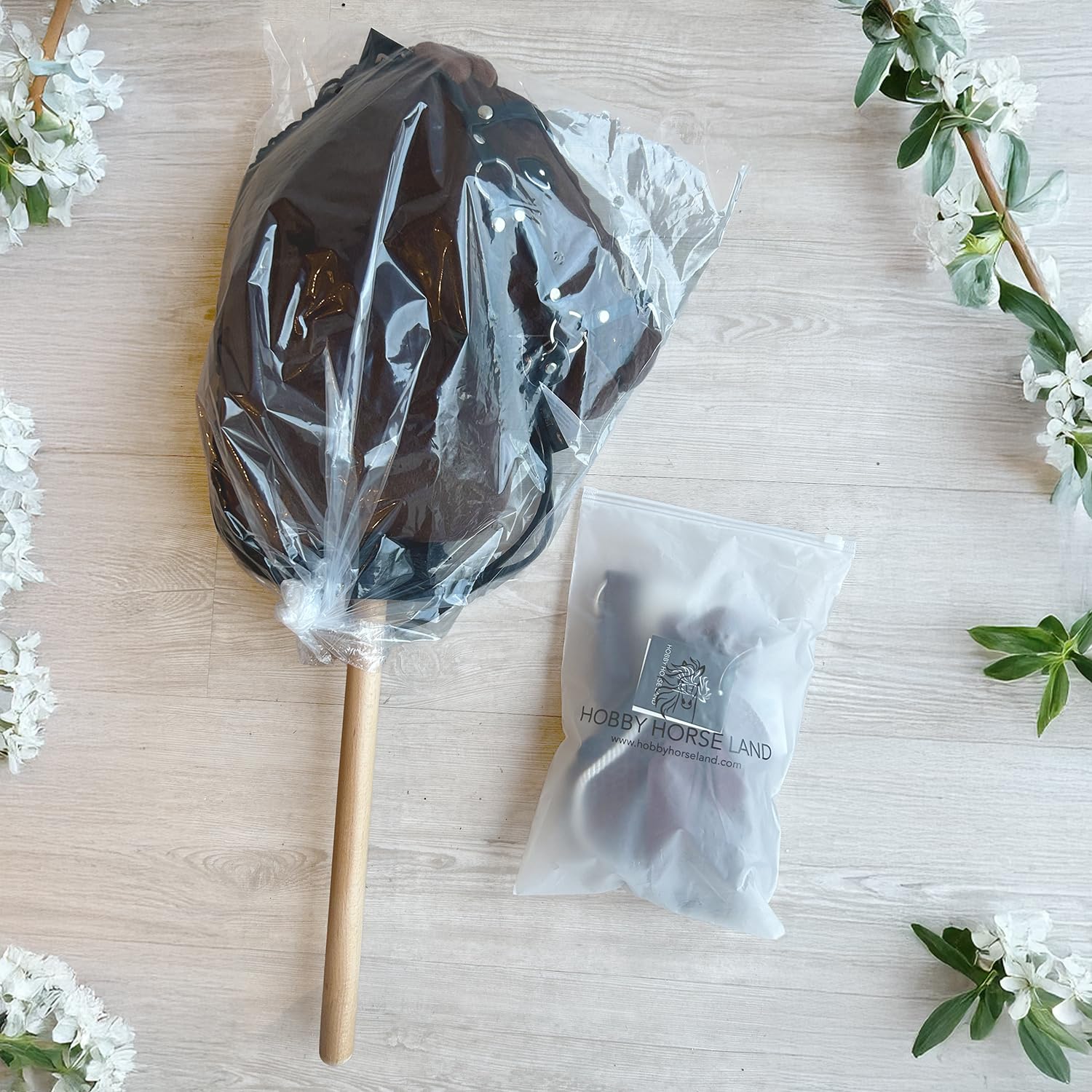 Hobby Horse A3 Braun mit schwarzer Mähne. Steckenpferd Komplettes Zubehör-Set: Halfter, Gebiss, Zügel, Halfter, Longe und braune Haube. Pferdekopf-Steckenpferd für Hobby Horsing Kinder und Jugendliche