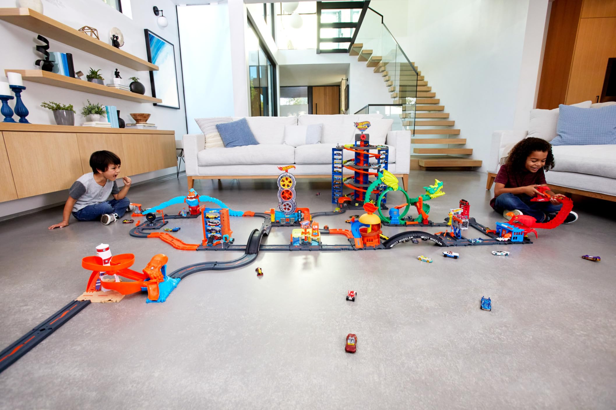 Hot Wheels City, Conjunto de 10 Piezas Que Incluye Base de Pista y Varias Piezas de Pista para Construir un Paisaje Urbano, con 1 Coche Hot Wheels, se Conecta a Otros Conjuntos, HDN95