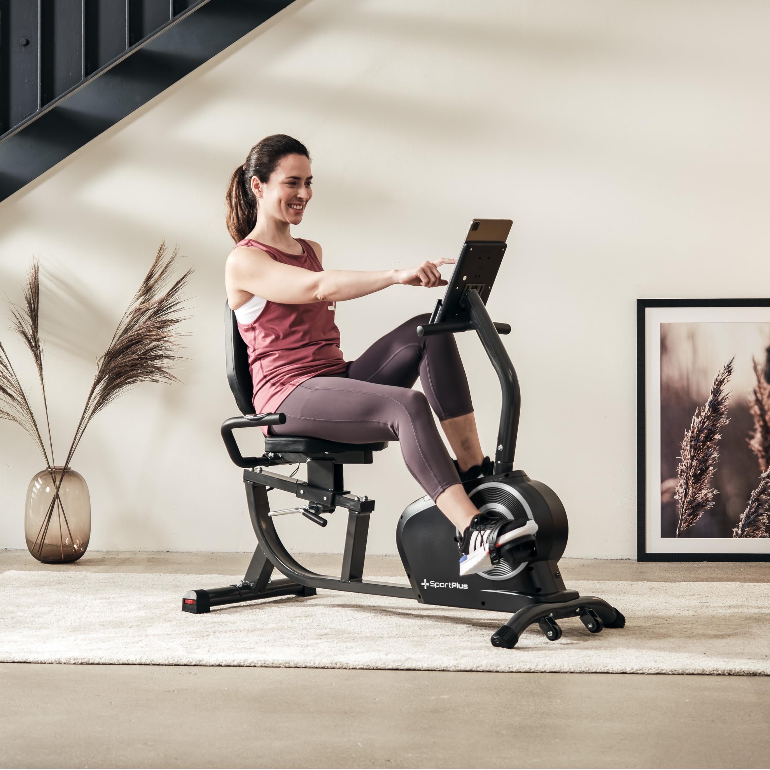 SportPlus Liegeheimtrainer für zuhause mit App-kompatibilität, 24 Stufen & 6 Trainingsprogramme, rutschfeste Pedale, mit Display & Tablethalterung, bis 100 kg