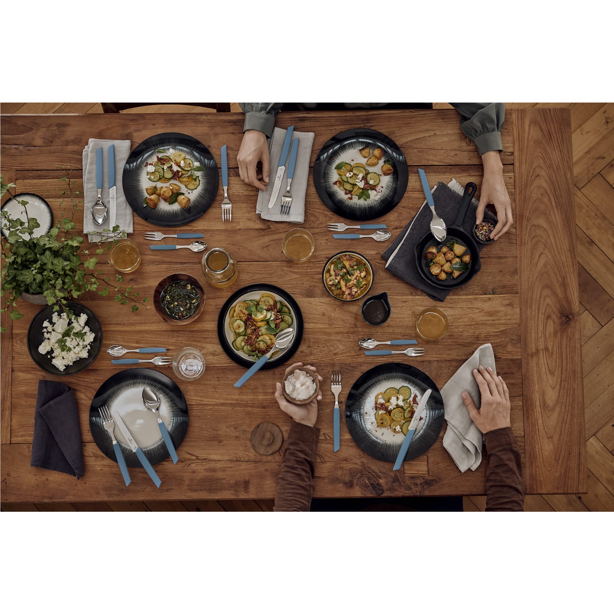 Victorinox Set da Tavola Swiss Modern per 6 Persone, 24 pezzi, incl. Coltelli da Bistecca Affilati a Filo Ondulato, Impugnature Sintetiche, Blu Fiordaliso