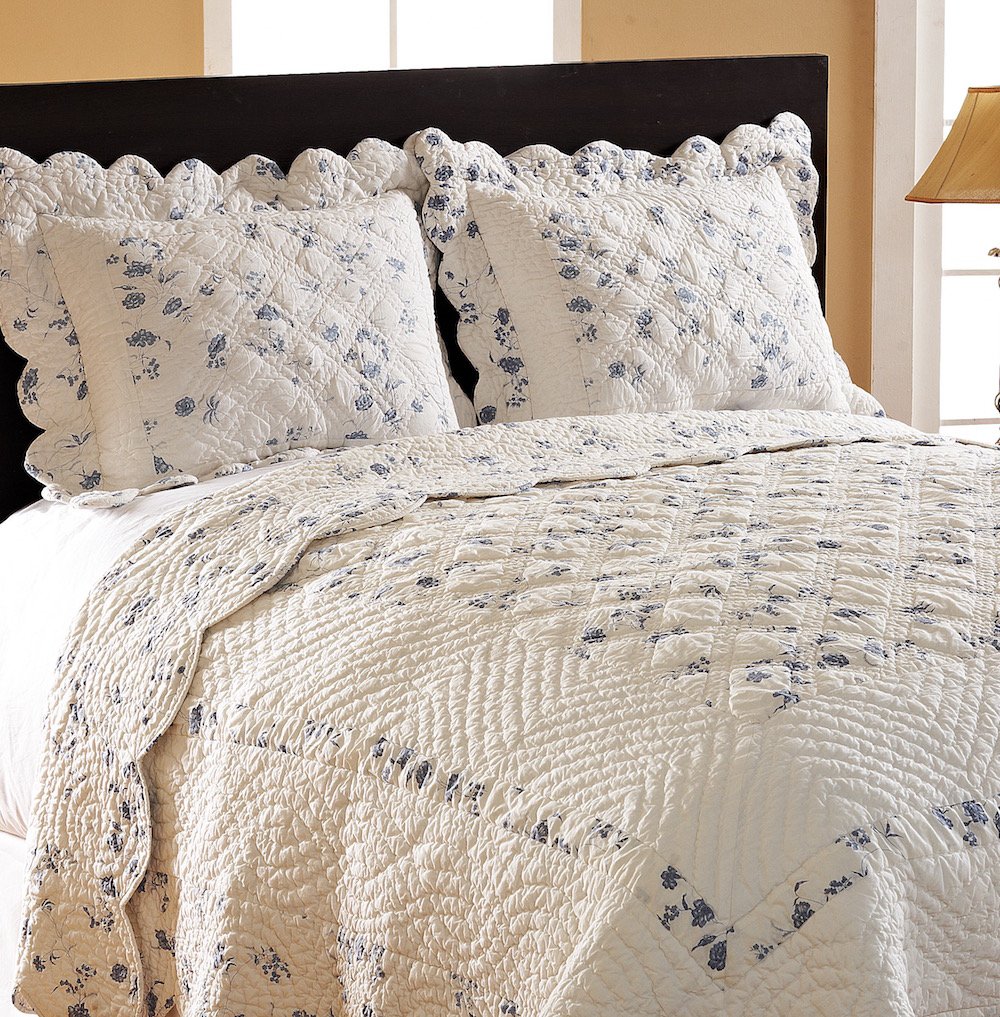 Be-You-tiful Home Florian Quilt Set, Twin, White, Blue