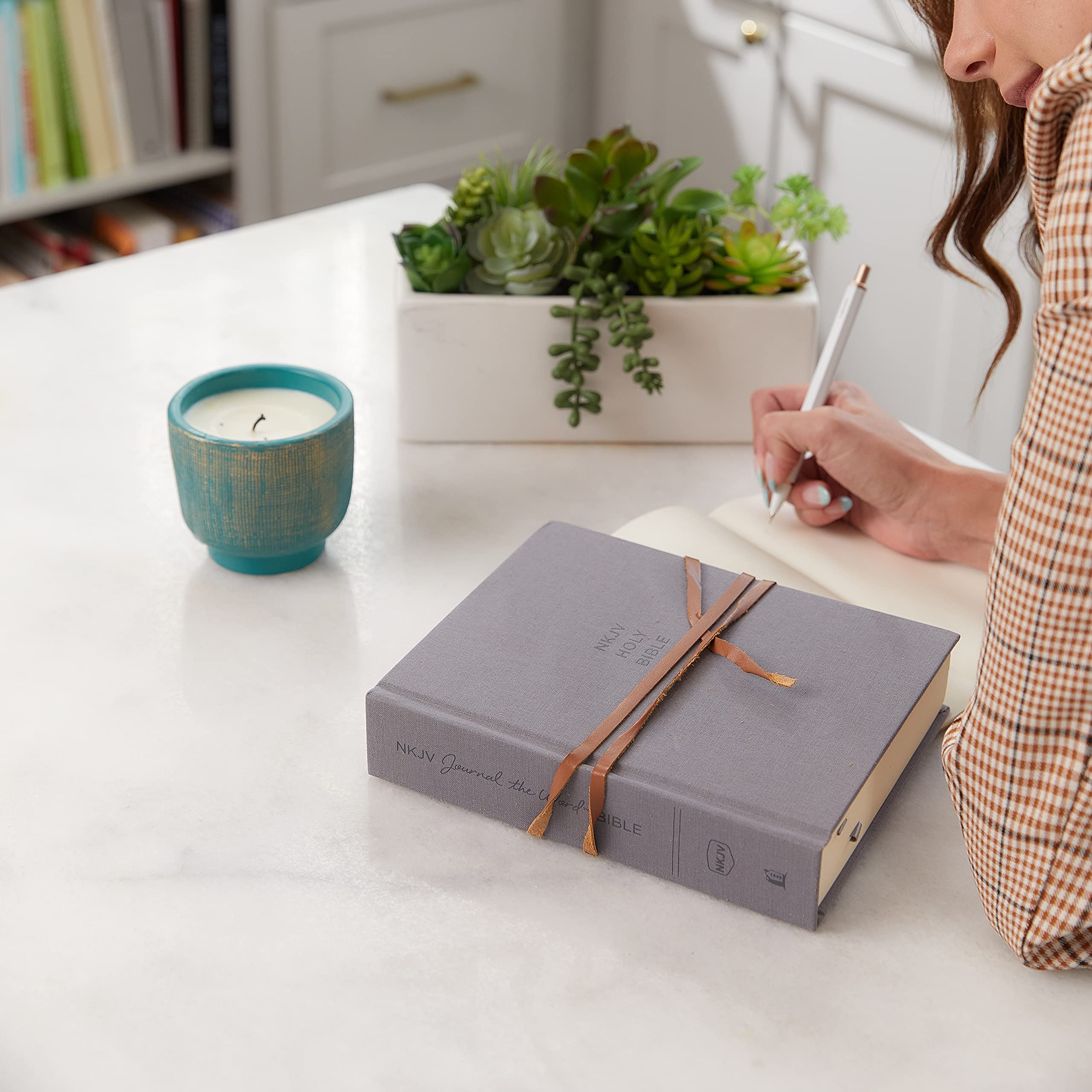 NKJV, Journal the Word Bible, Cloth over Board, Gray, Red Letter, Comfort Print: Reflect, Journal, or Create Art Next to Your Favorite Verses - Image 7