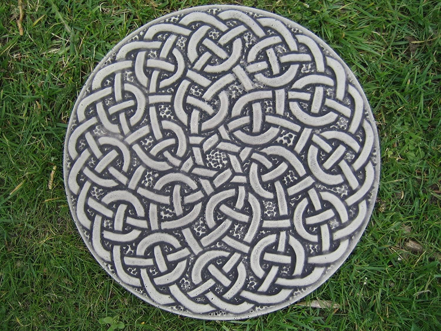 Neilsstonecraft Natural Stone Color Celtic Infinity Knot Stepping Stone Garden Ornament – Decorative Garden Path Stone 27Cm For Lawn, Patio Or Border – Outdoor Garden Decor