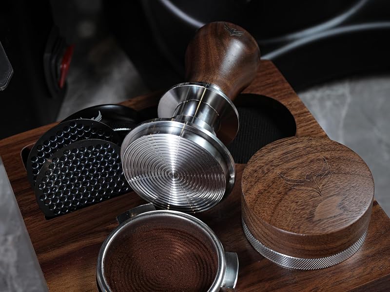 Tamper KNODOS de 58,5 mm cu mâner din lemn de nuc, cu autoreglare și design calibrat cu arc dublu pentru portafiltru de 58 mm