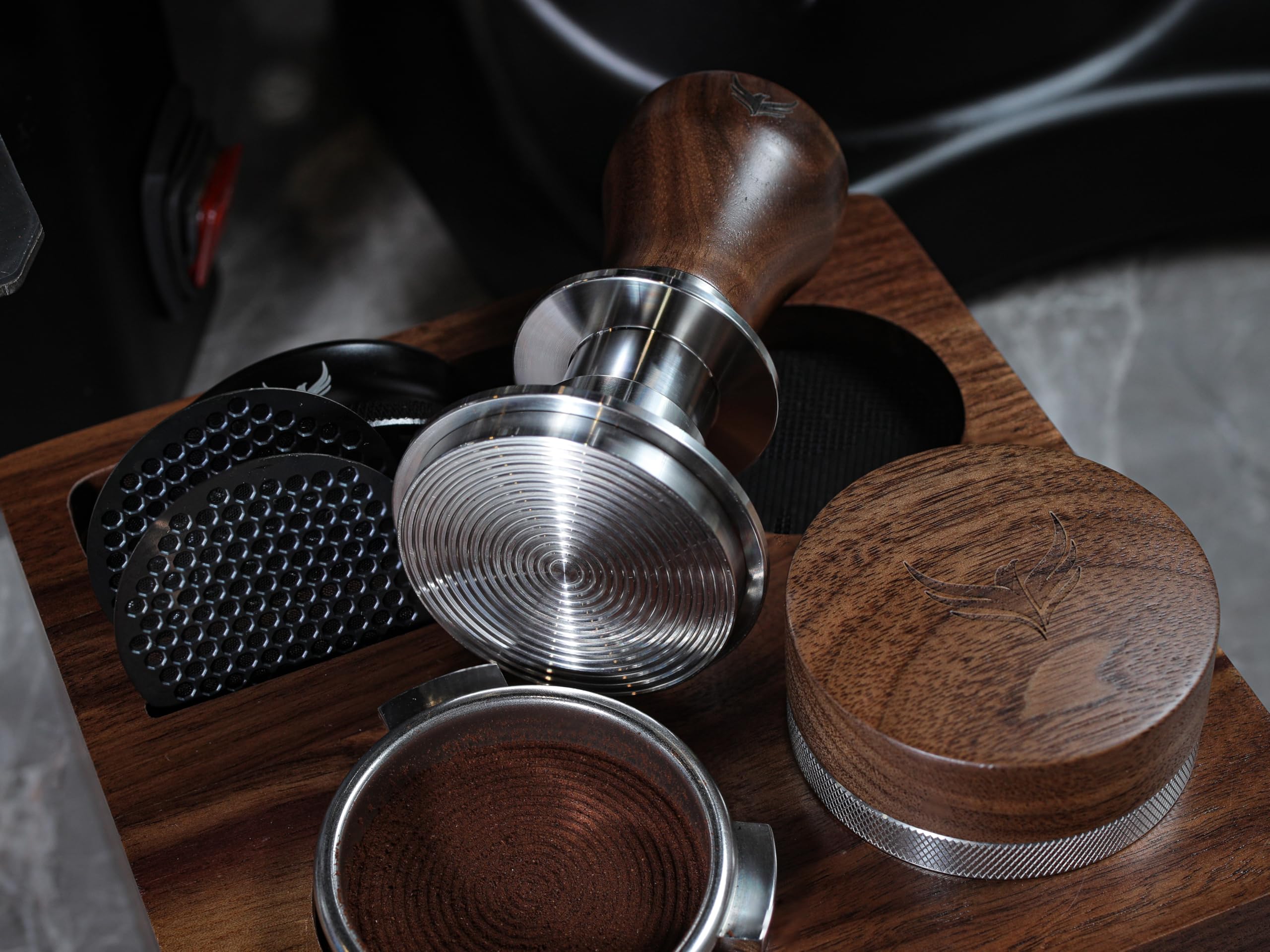 Espresso Tamper 58.5mm Walnuss – Druckregulierend 30lb Kalibriert, Selbstnivellierend, Edelstahl Ripple Base Kaffee Tamper für Siebträgermaschine mit 3 Austauschbaren Federn