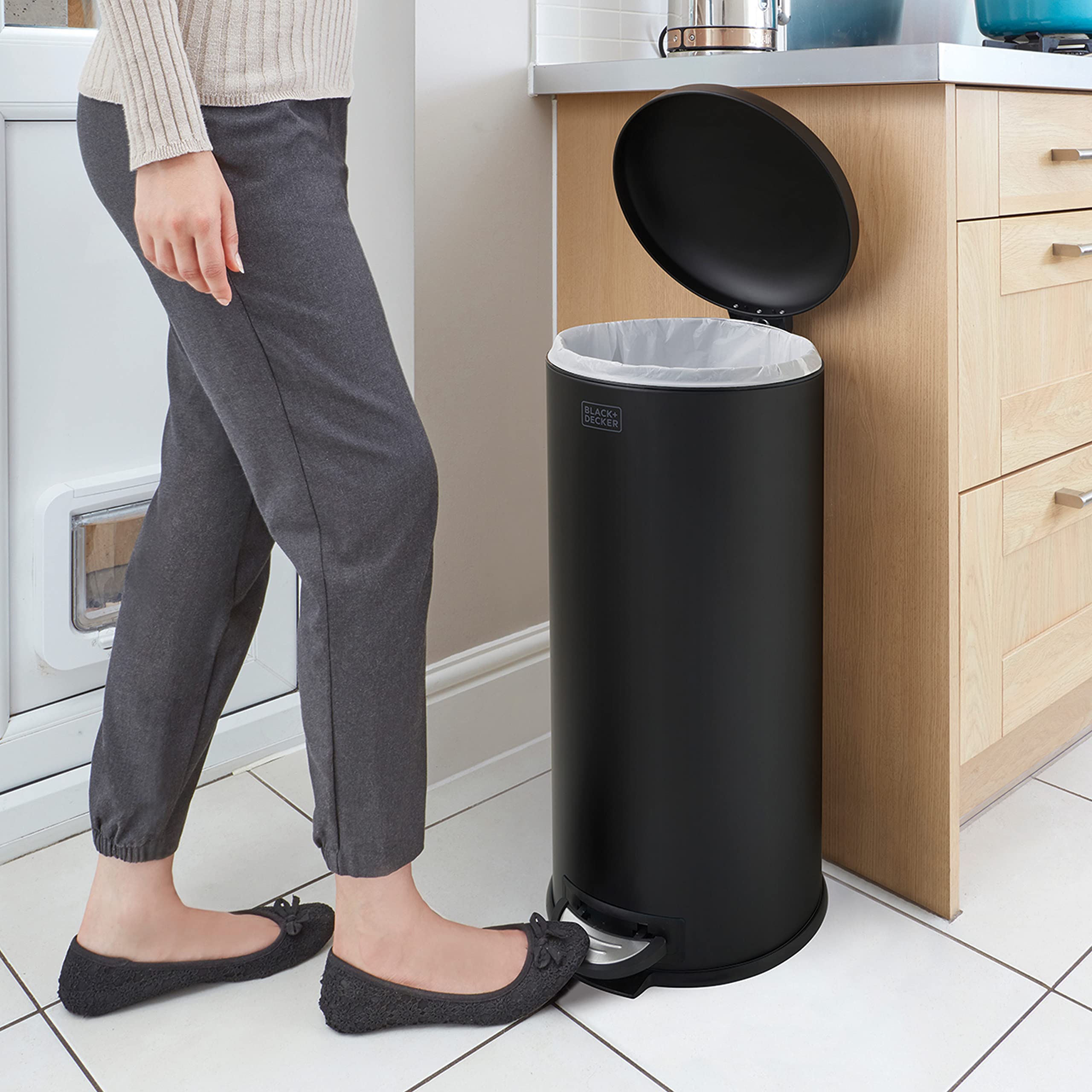 BLACK+DECKER Tretmülleimer 30L Matt Schwarz Slimline | Gewölbter Deckel | Sanft Schließender | Herausnehmbarer Inneneimer mit Tragegriff | Fingerabdruckfrei | Fußpedal