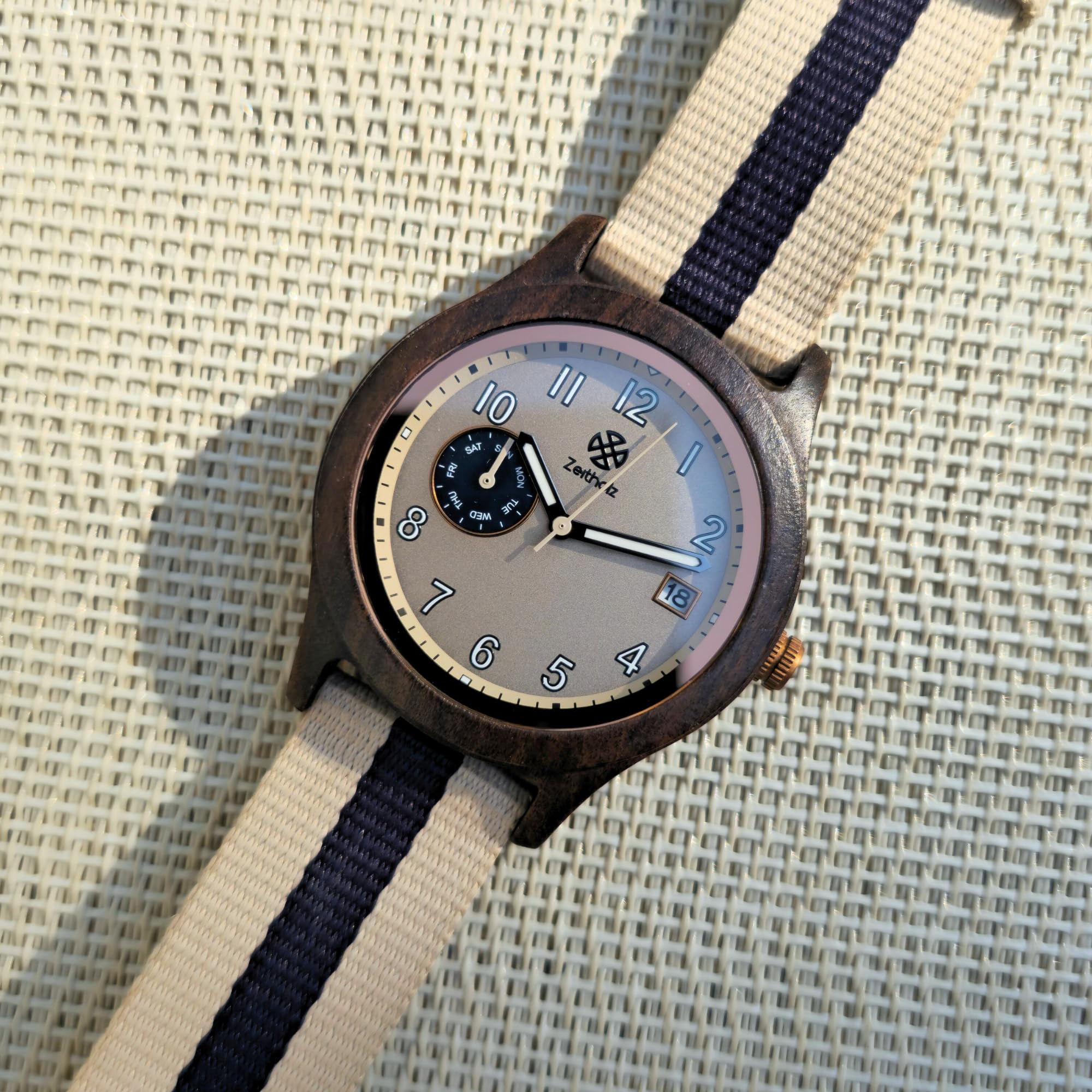 Thum Holzuhr für Herren – Holzgehäuse 40 mm – Monatskalender – leuchtende Zeiger – leichte ökologische Uhr mit Stoffband 20 mm