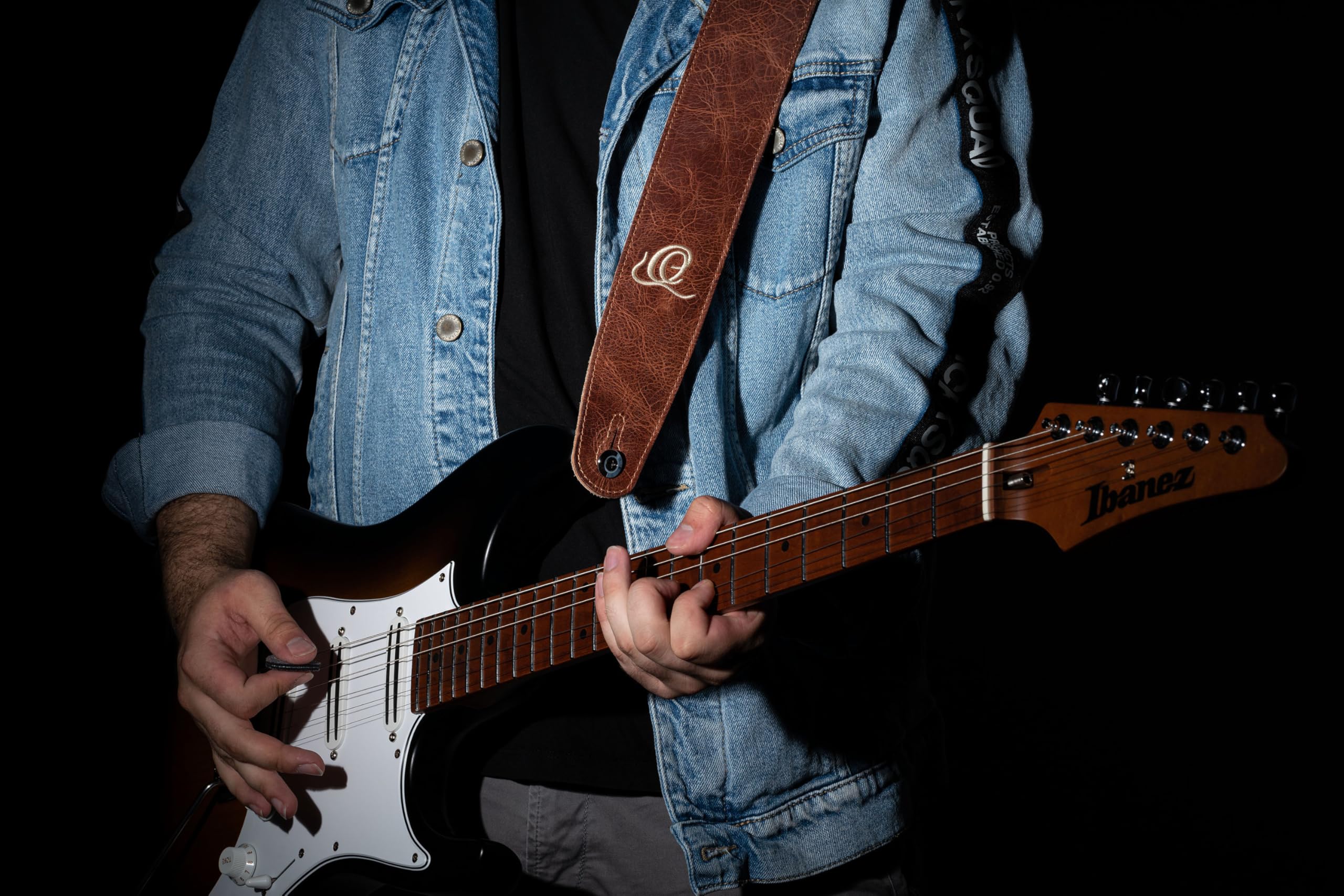 Ortega Guitars Tracolla per Chitarra Regolabile – Chitarra Acustica / Elettrica, Basso Acustico / Elettrico – Suede Series – Pelle Scamosciata, Caramel (OSSU-30)