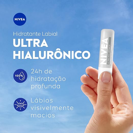Mão segurando o bastão do hidratante labial Nivea contra um fundo de céu azul