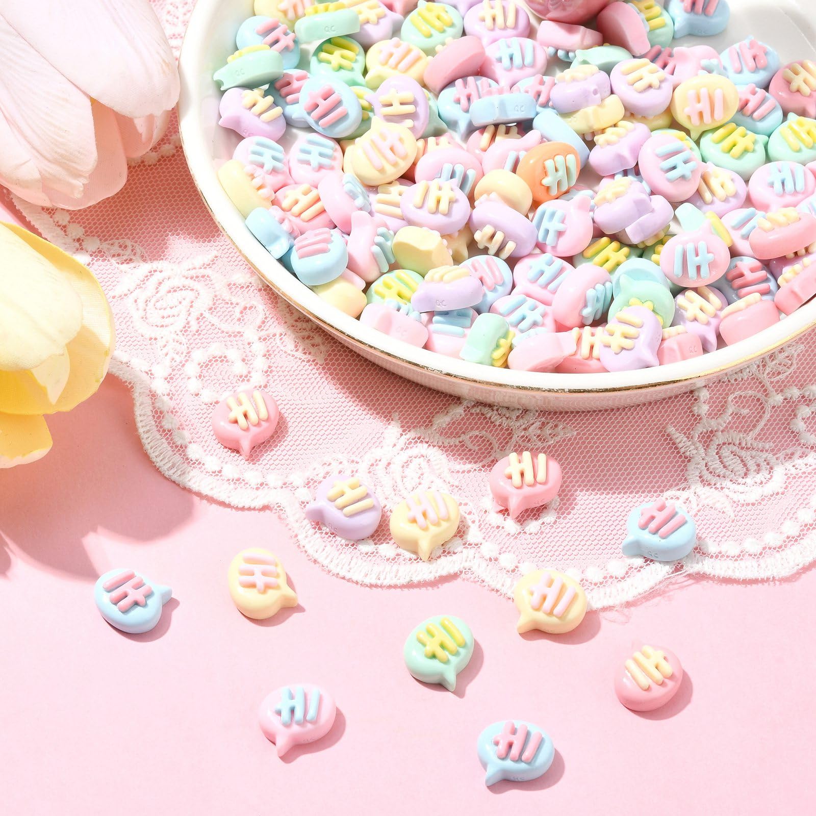 LiQunSweet 300 Stück gemischte Farben Wort Hi Chat Box Harz Cabochons Sprechbrett Kunststoff flache Rückseite Nohole Perlen für DIY Handwerk Verzierung Handyhülle