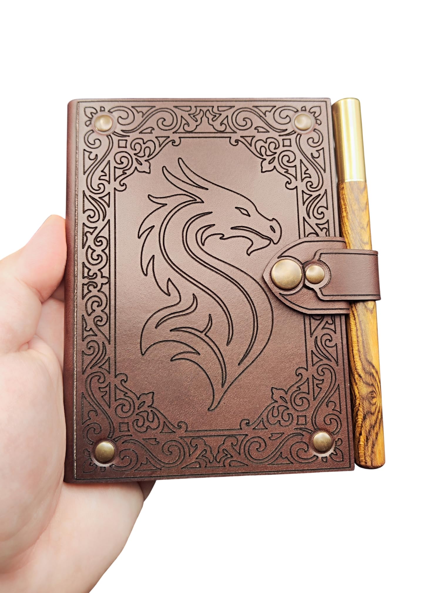 Carnet d’Aventurier Dragon – Journal en Cuir et Bois Rechargeable avec Stylo et Recharges, Carnet Médiéval pour Écriture, JDR, GN, Notes ou Croquis – Fait Main en France