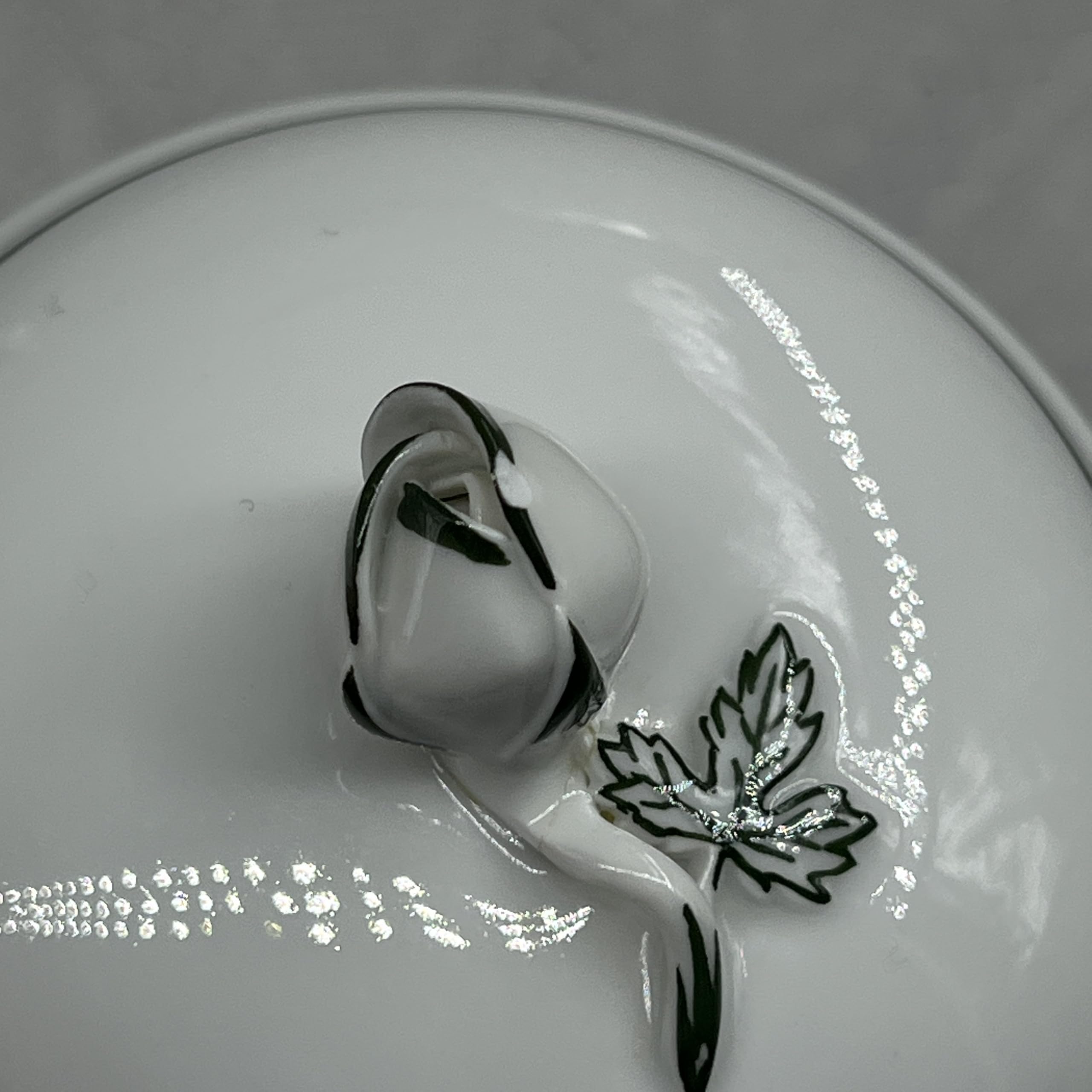 Generisch Sucrier en porcelaine motif feuilles de vigne avec couvercle avec bord blanc fabriqué et peint à la main en Meissen 5 cm de haut et 8 cm de large