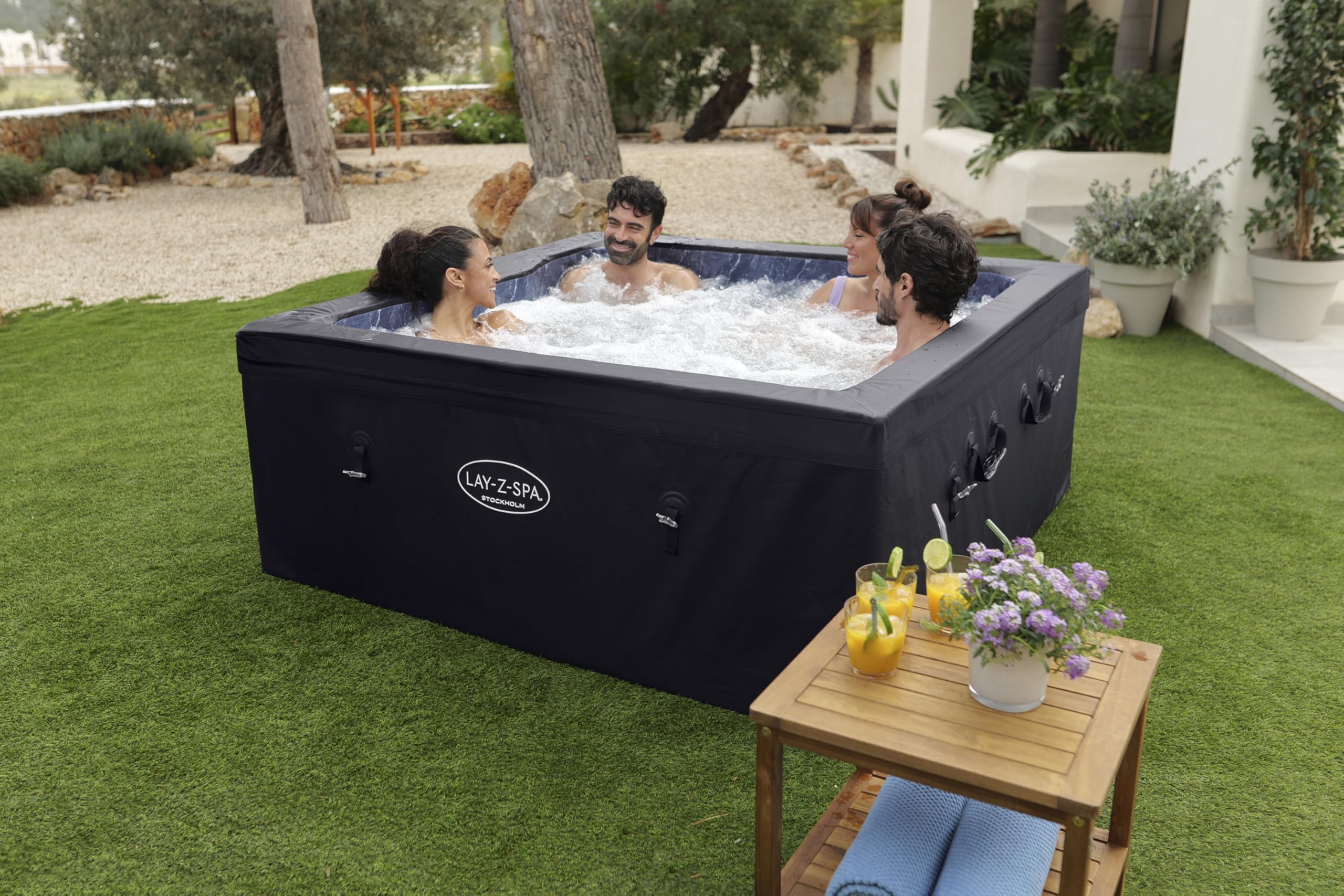 Bestway Lay-Z-SPA Stockholm AirJet Energiespar-Whirlpool 164x164 cm – Smarter Pool für 6 Personen mit App-Steuerung, 40°C Heizung, ThermaCore Isolierung & 140 Massagedüsen, Winterfest & Schwarz