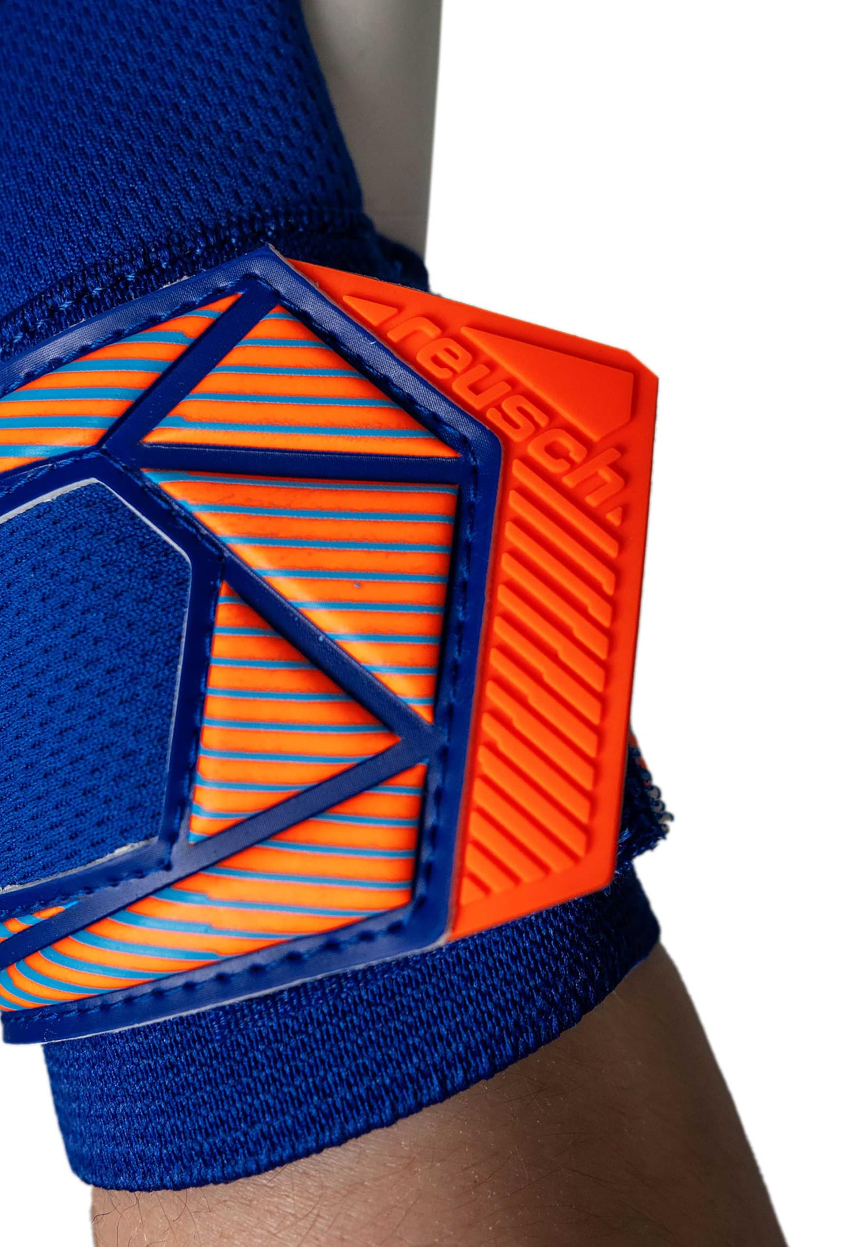Reusch Guanti da portiere da uomo | ottima presa e vestibilità perfetta | traspiranti | per allenamenti e partite | erba sintetica ed erba naturale | taglie 7,5-11 | Attrakt Freegel Advance