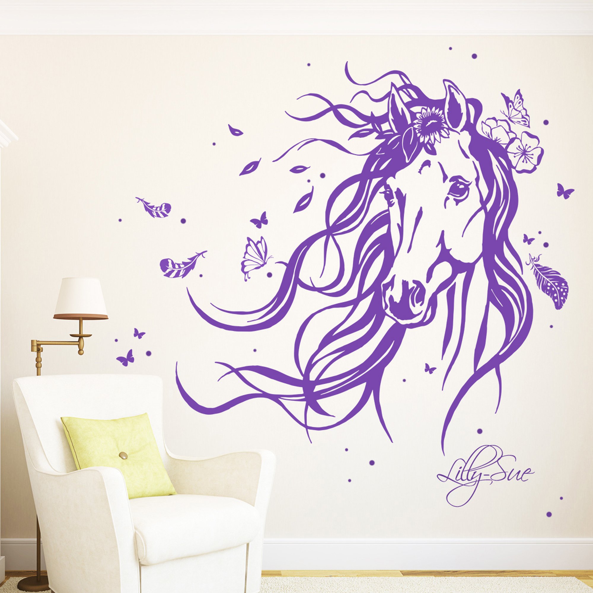 ilka parey wandtattoo-welt® Wandtattoo Pferd Wildpferd mit Blumen Federn Schmetterlingen und Wunschnamen M1874 ausgewählte Farbe: *lila* ausgewählte Größe: *L - 100cm breit x 82cm hoch*