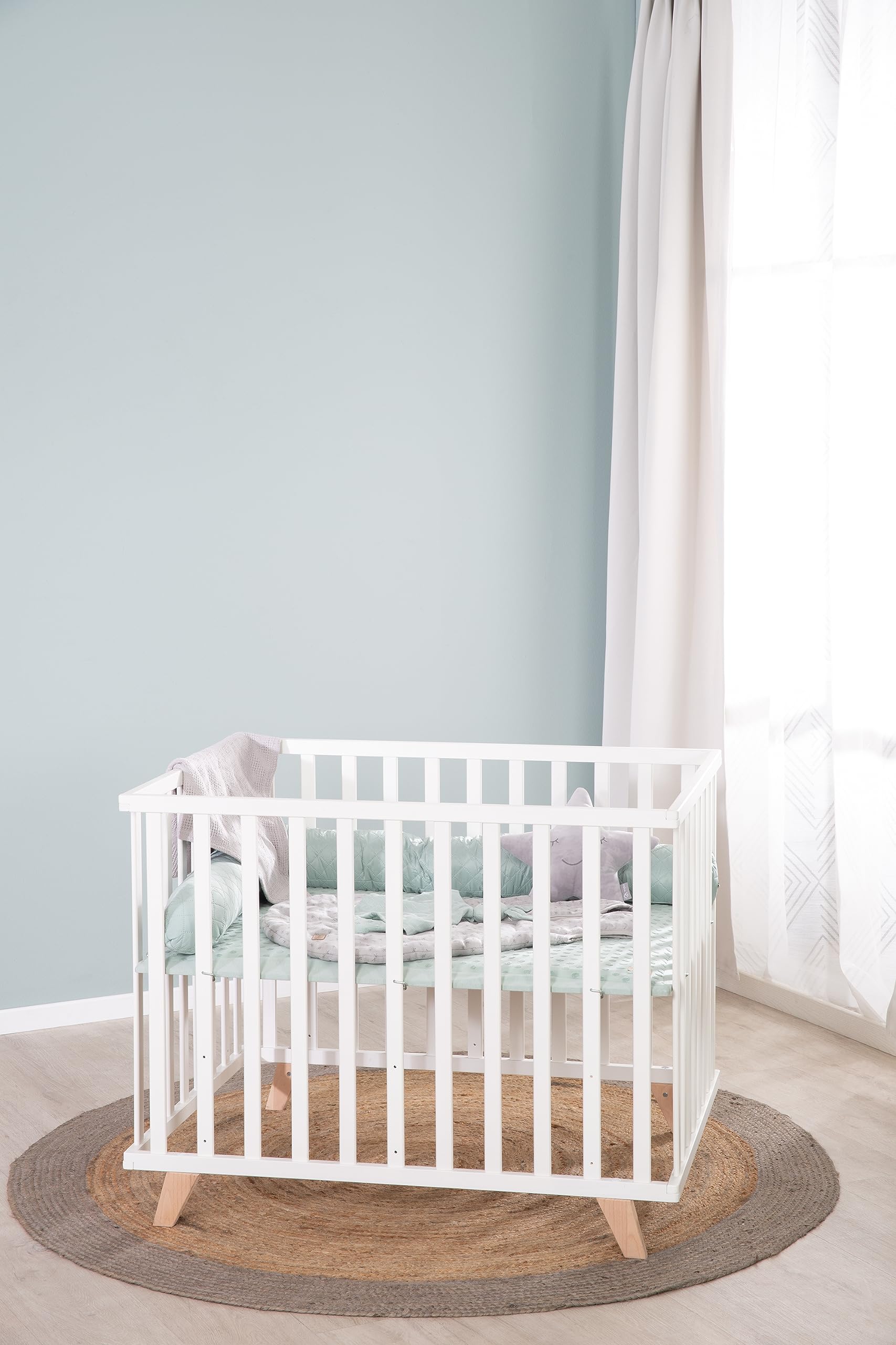 roba Parc Bébé en Bois Massif Bio 75 x 100 + Tapis de Parc Lil Planet Vert Givré - Certifié OEKO-TEX et GOTS - Base Ajustable en Hauteur - Design Rétro - Laqué Blanc