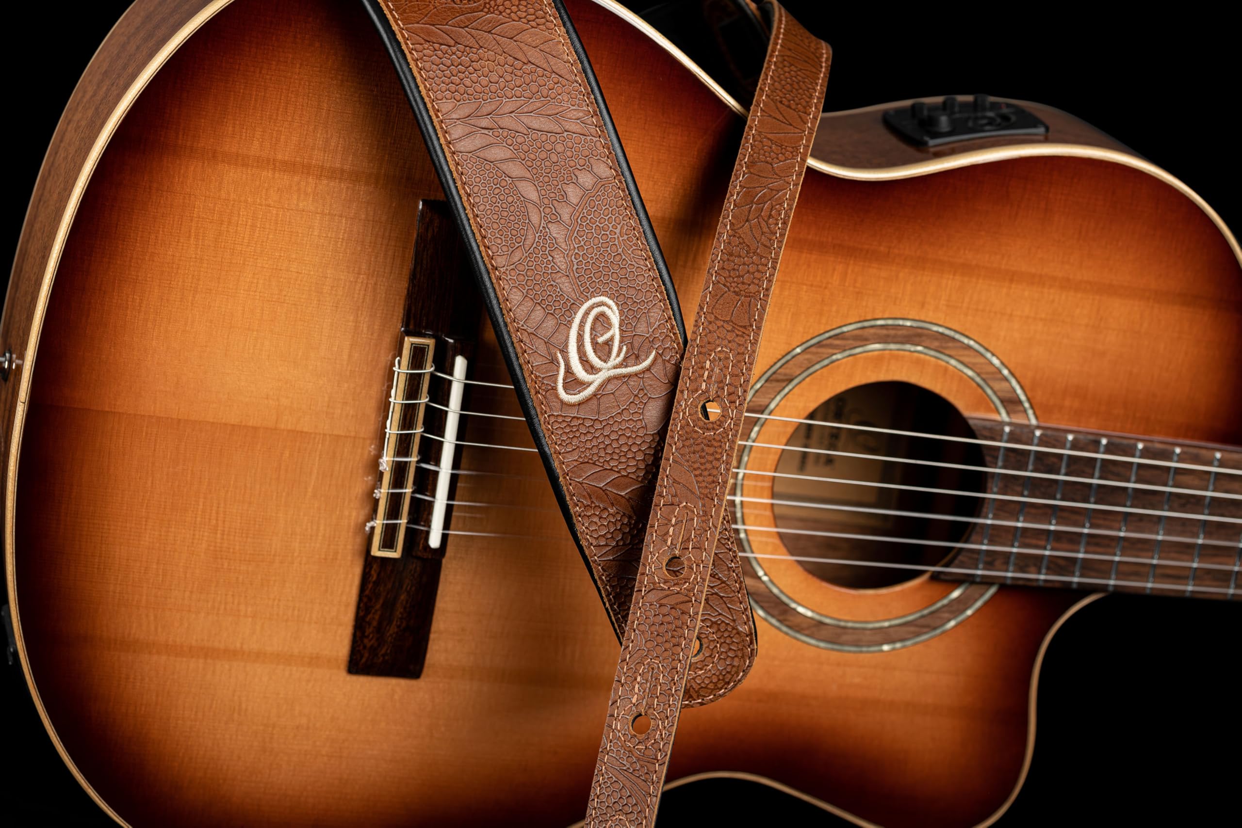 Ortega Guitars Gitarrengurt Länge Verstellbar - Akustik Gitarre / Bass, E-Gitarre, E-Bass - Custom Series - Echtleder, Natural Brown Flora (OSCU-2)