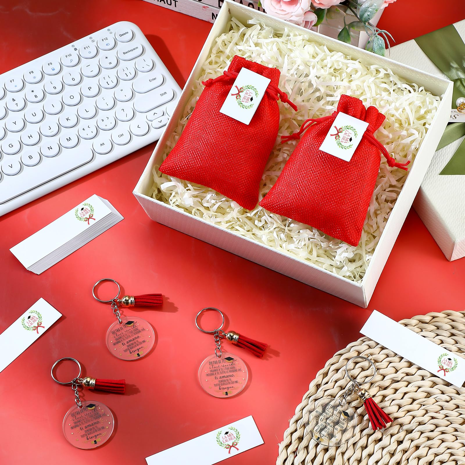 Jadive 30 Sets Bomboniere Laurea Ciondolo Bigliettini Bomboniere Portachiavi con Nappa, Sacchetti Portaconfetti Laurea, Confetti Rossi, Bigliettini con Diploma Corona d'Alloro, Regalo Festa Cerimonia