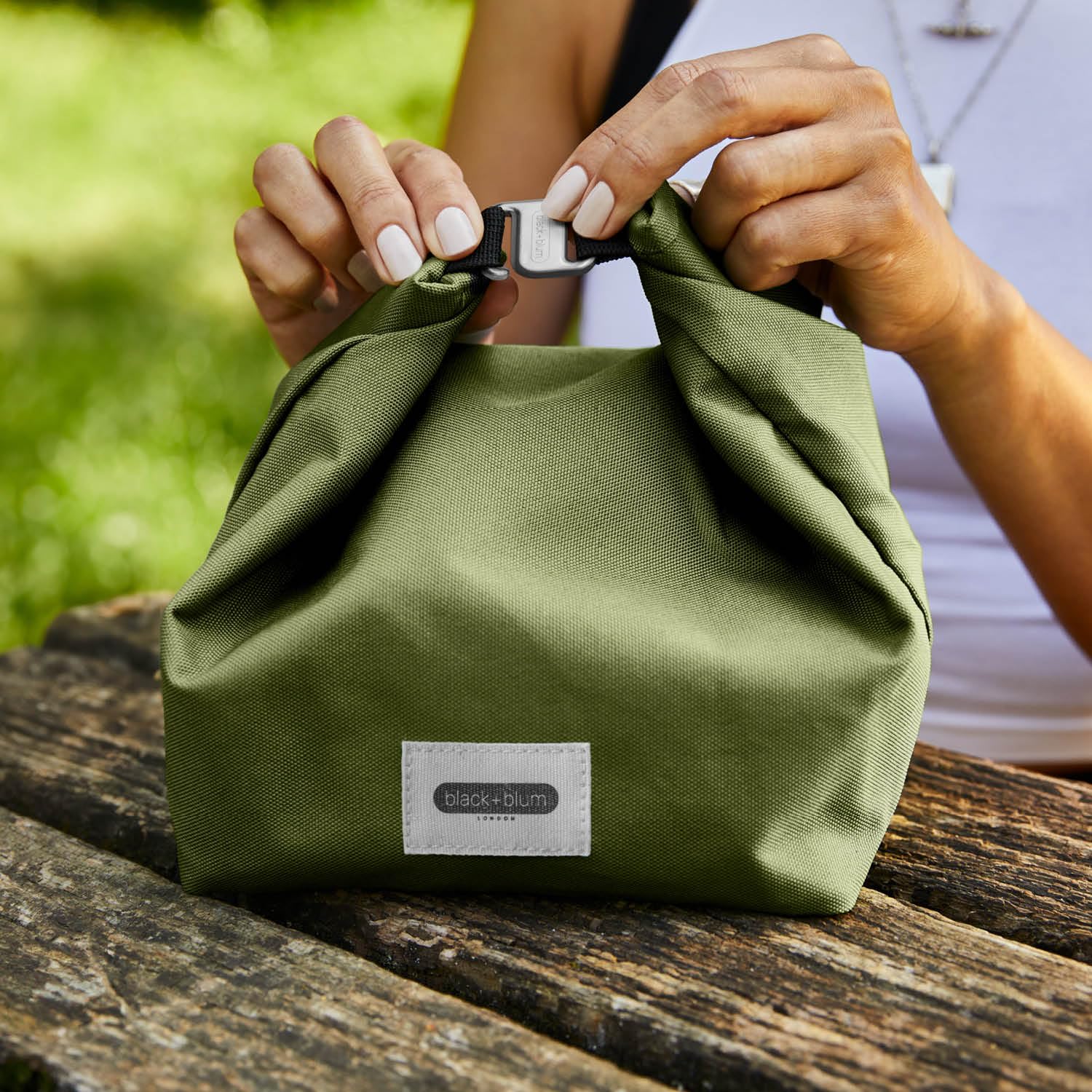 BLACK + BLUM borsa porta pranzo muschio 6,7 L, materiale isolante riciclato da bottiglie PET, interno in PEVA impermeabile senza BPA, chiusura rolltop con gancio per mano e bici, lunch bag termica