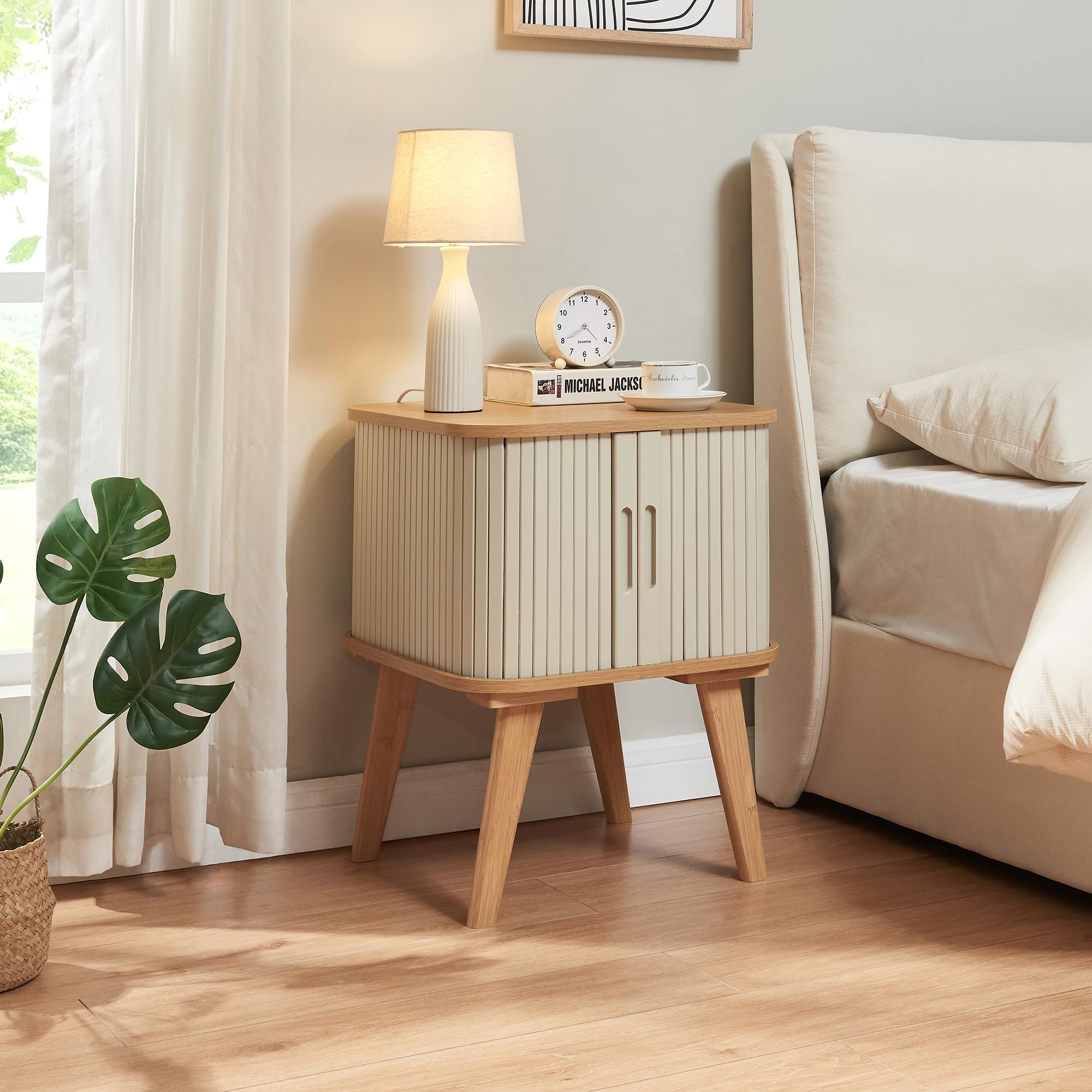[en.casa] Table d'Appoint Design Scandinave Table de Nuit Chevet Bout de Canapé Table Basse avec Portes Coulissantes Compartiment de Rangement Salon Chambre Bambou 59 x 45 x 45 cm Naturel Blanc Crème