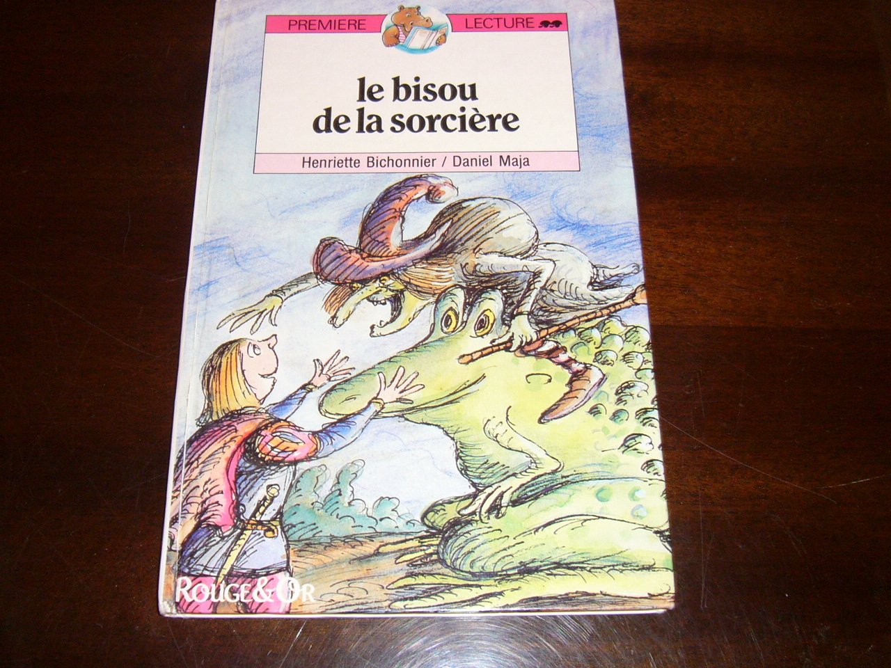 Le bisou de la sorcière(le) alb [Board book]
