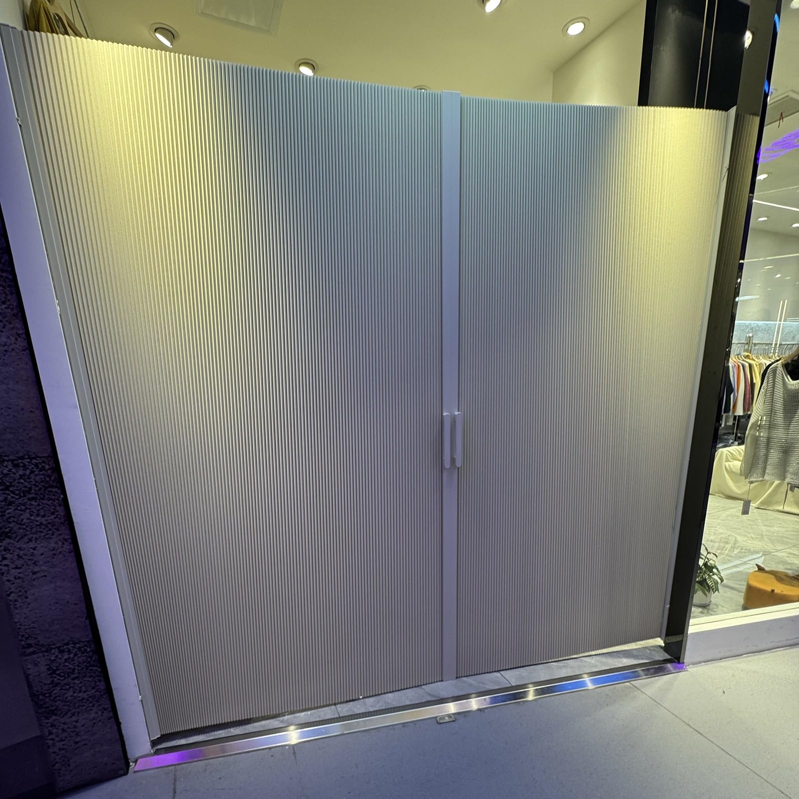 Porte accordéon coulissante pliable idéale pour séparer un grand salon sans rail