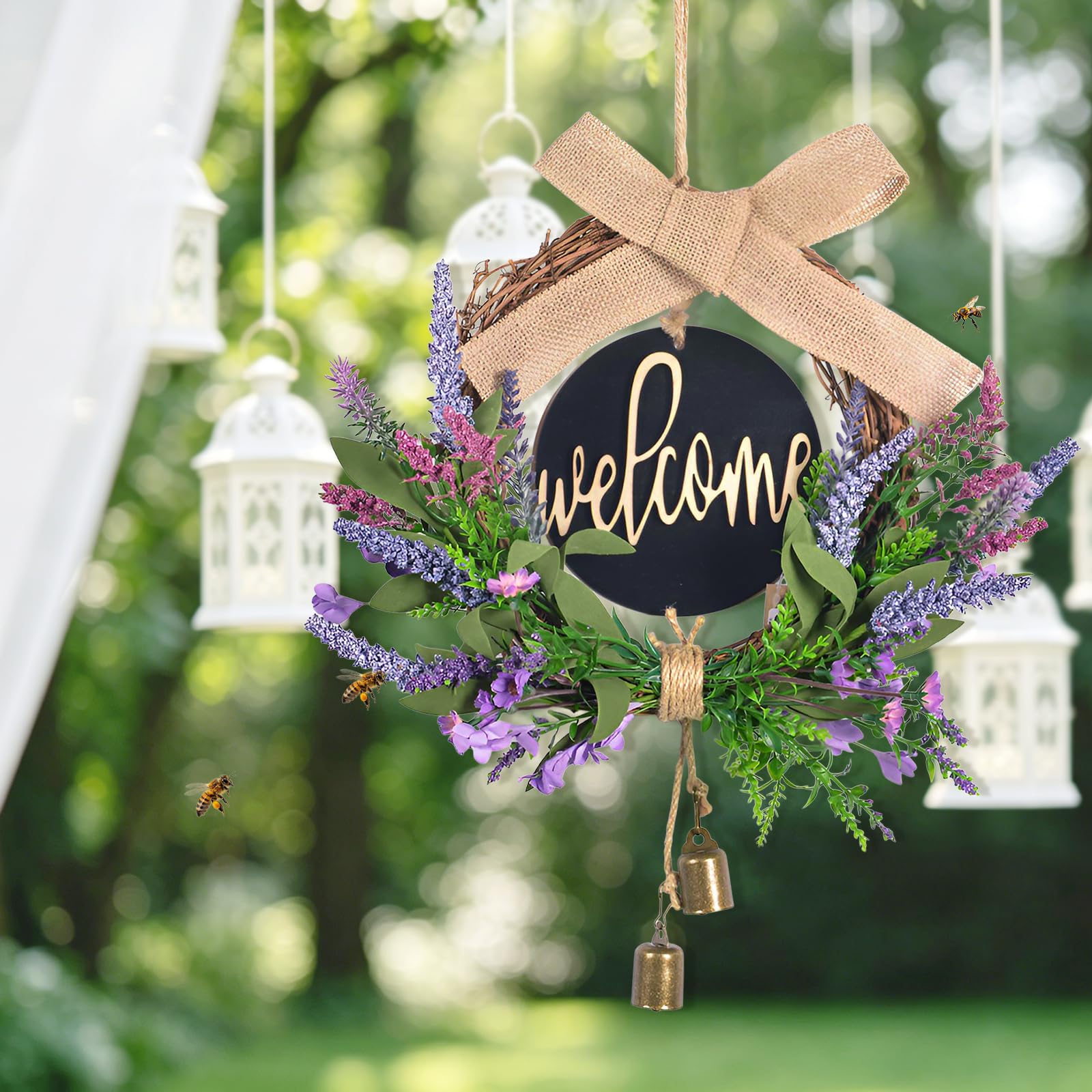 Couronne de Porte Printemps Lavande Artificielle Couronne Porte D'entrée avec Panneau de Journal Welcome, Arcs et Cloches 40cm Décorations de Portes Été pour Portes Fenêtres Clôtures