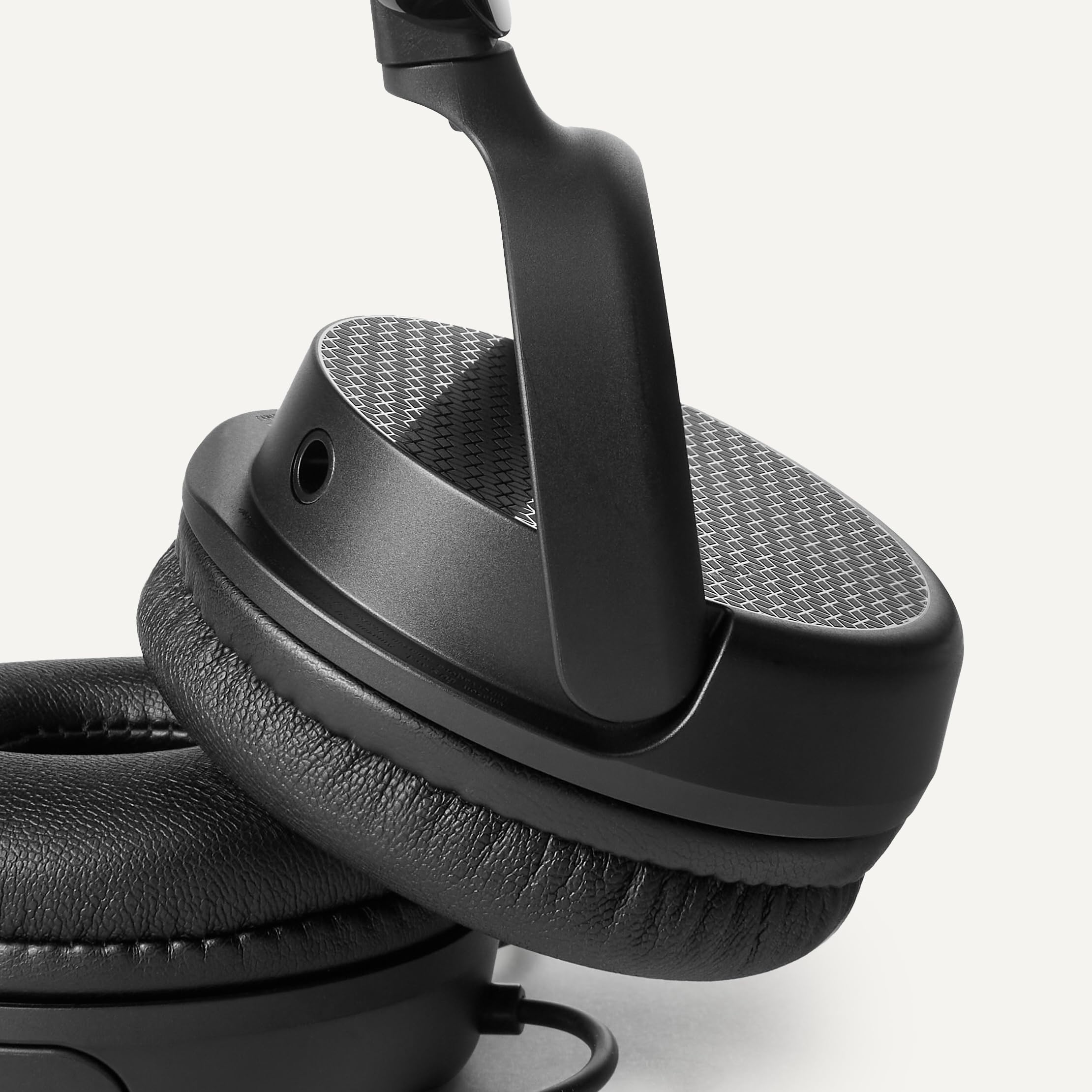 Amazon Basics - Cuffie Over-Ear per Computer con Cavo, Microfono Regolabile, Connessione da 3,5 mm, Controllo Cablato con USB-A, Pieghevoli, Cuffie per Ufficio, Smartphone, PC, Laptop, Nero
