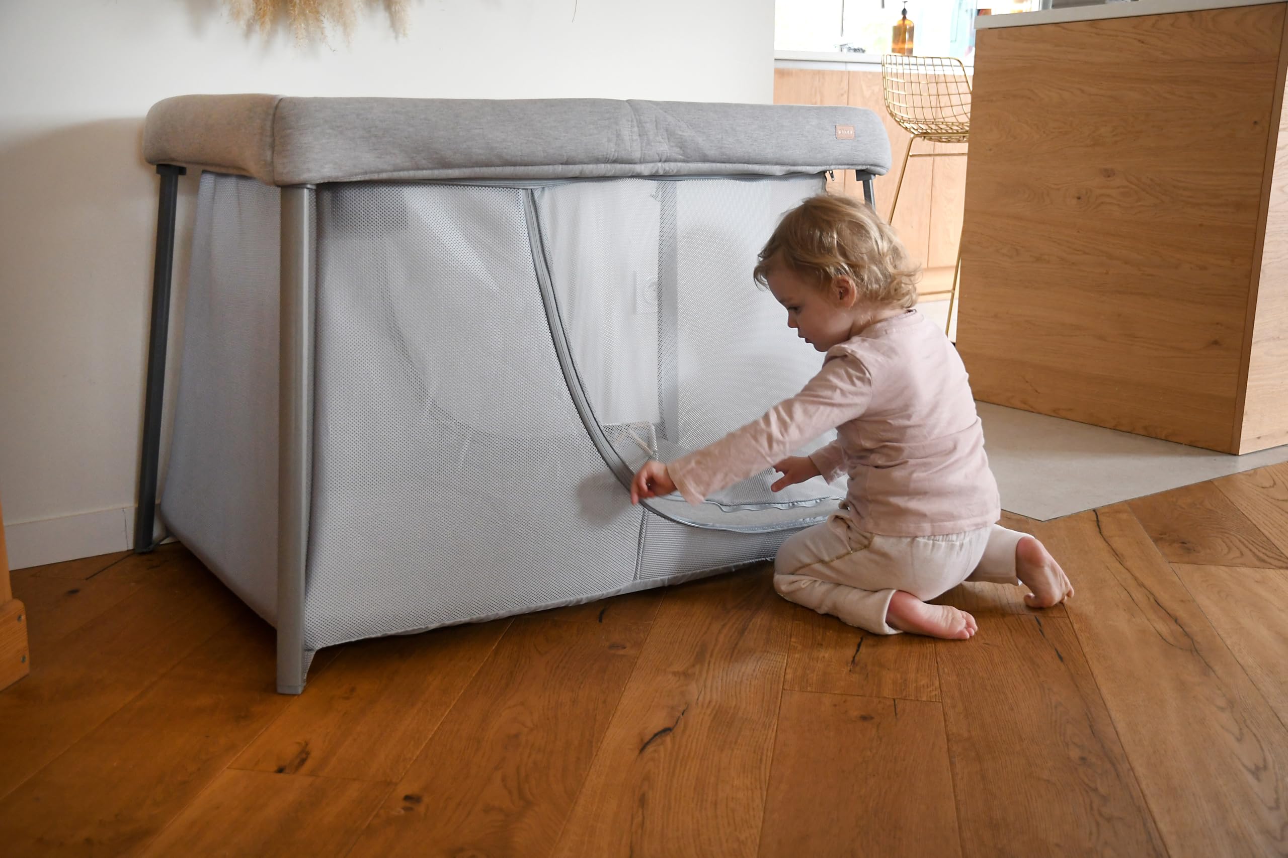 BÉABA, Lettino Da Viaggio 3 In 1, Culla Per Bambini, Letto Elevabile,Parco Giochi, Evolutivo,Leggero 6,8 kg, Pieghevole, Compatto,Borsa e Materasso Inclusi, Traspirante, Tessuto Oeko-Tex, Grigio Brezo