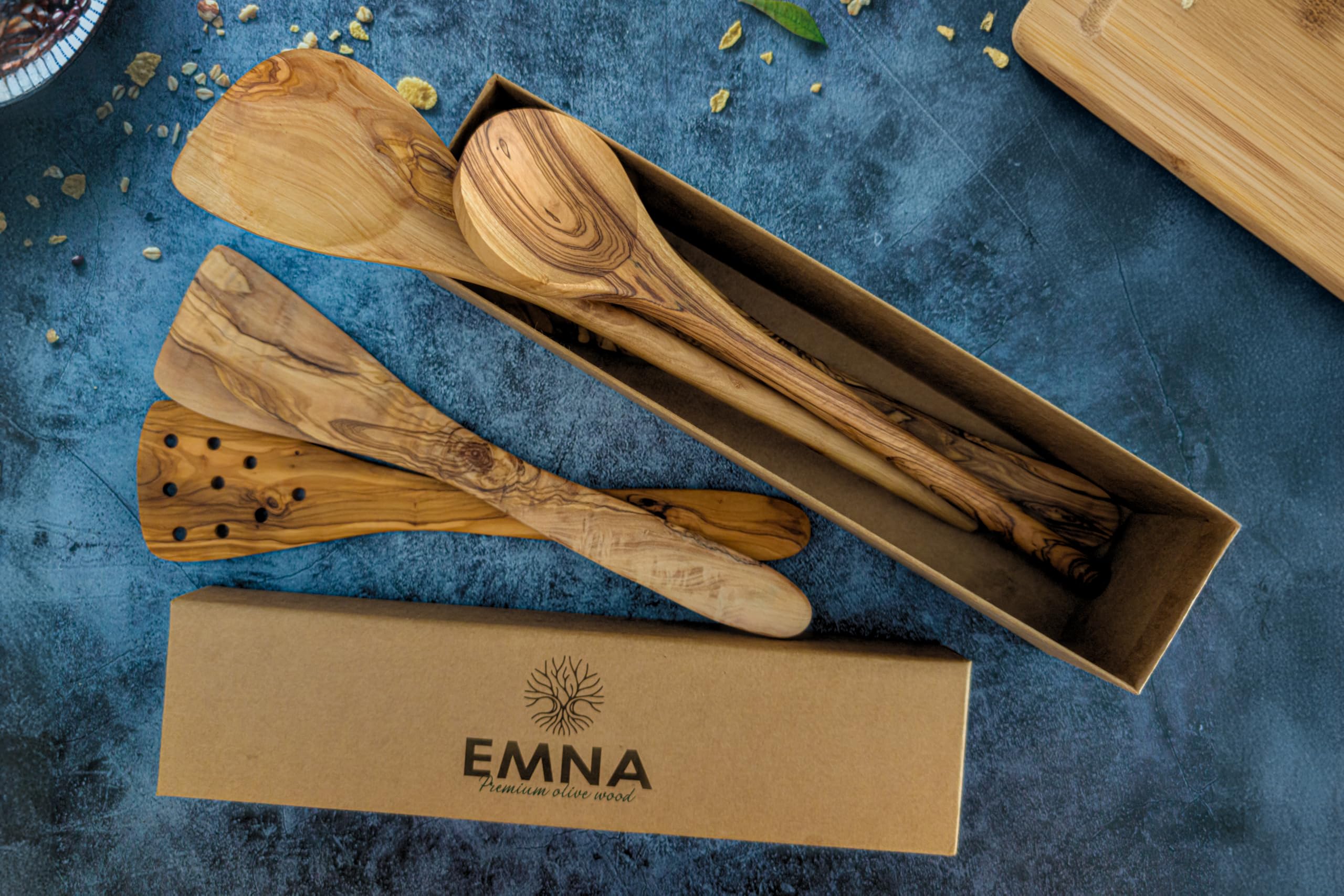 EMNA - 5-teiliges Oliven-Holz Küchenutensilien-Set | ca. 30 cm | Exklusive Geschenk-Box | Koch-Löffel | Pfannen-Wender | Geschenkidee | Geburtstag | Weihnachten | Frau | Mutter | Mann | Vater | Ostern