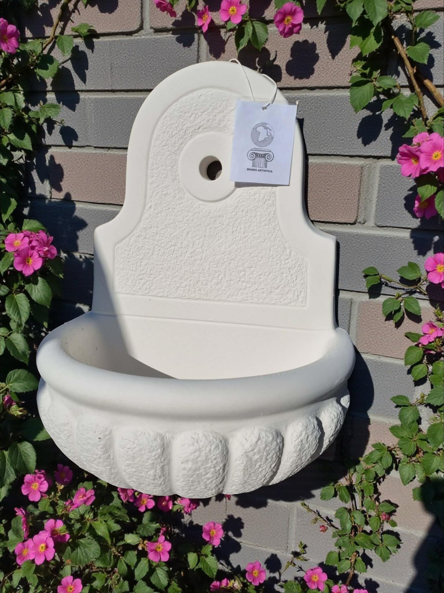 MONDO ARTISTICA Fontana da Parete Sospesa per Giardino, Cemento Bianco e Polvere di Marmo, Piccola, Per esterno altezza 48 cm